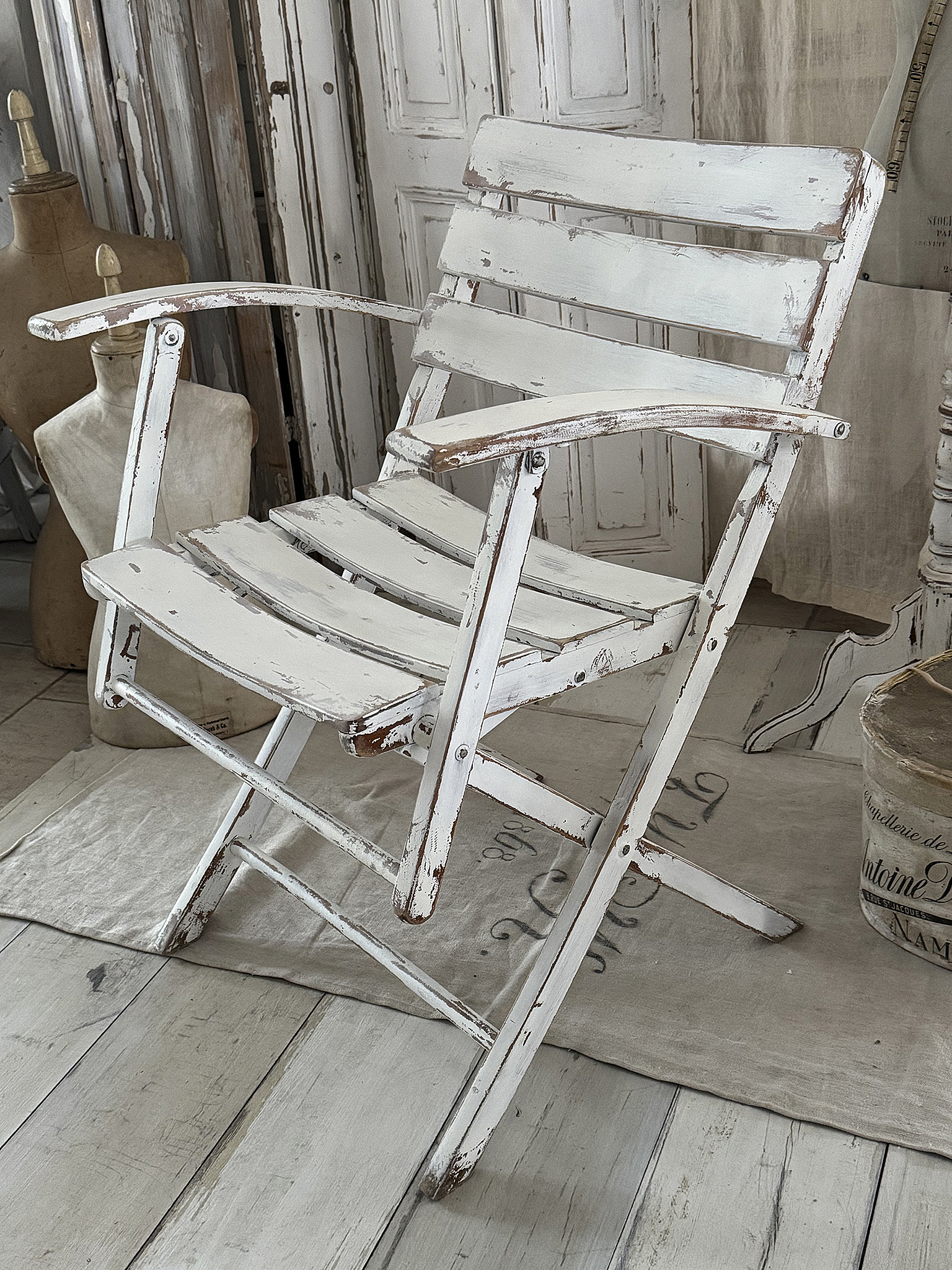 Alter bequemer Klappstuhl im Shabbykleid***