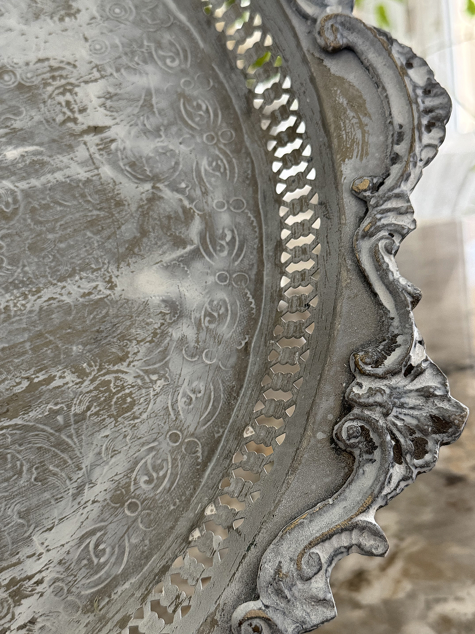 Alte runde Messingschale im Shabby Chic – Vintage Schale mit ziseliertem Rand***