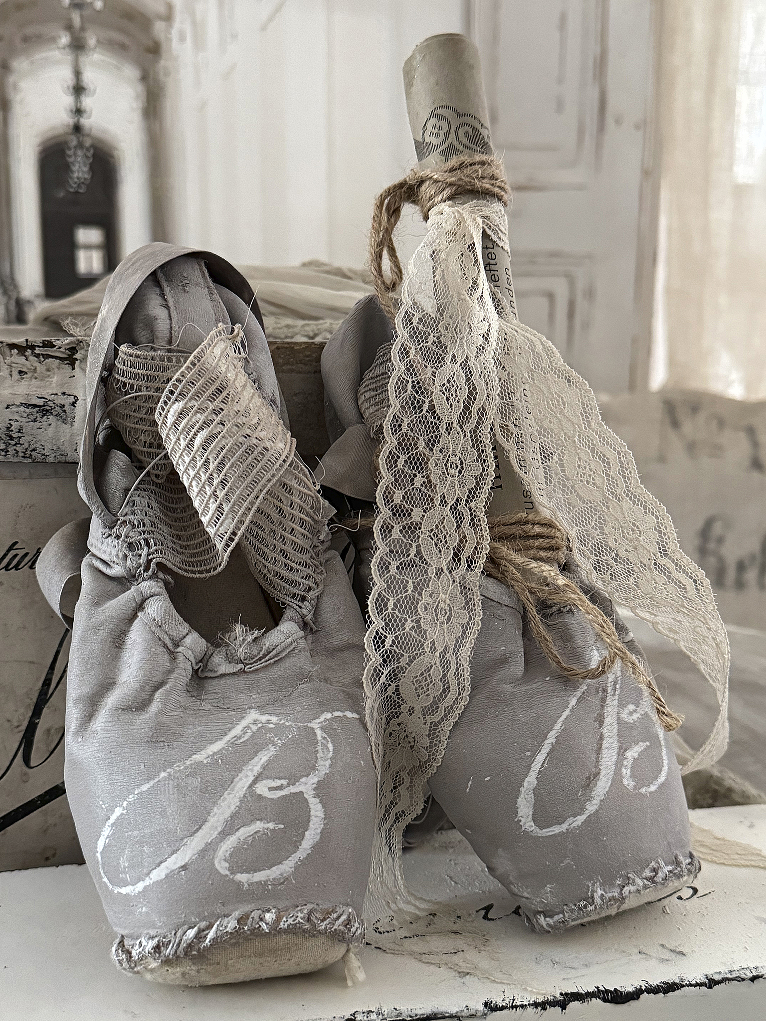 Alte Spitzenschuhe in Taupen – Vintagekleid *** Alte Spitzenschuhe in Taupen – Vintagekleid ***