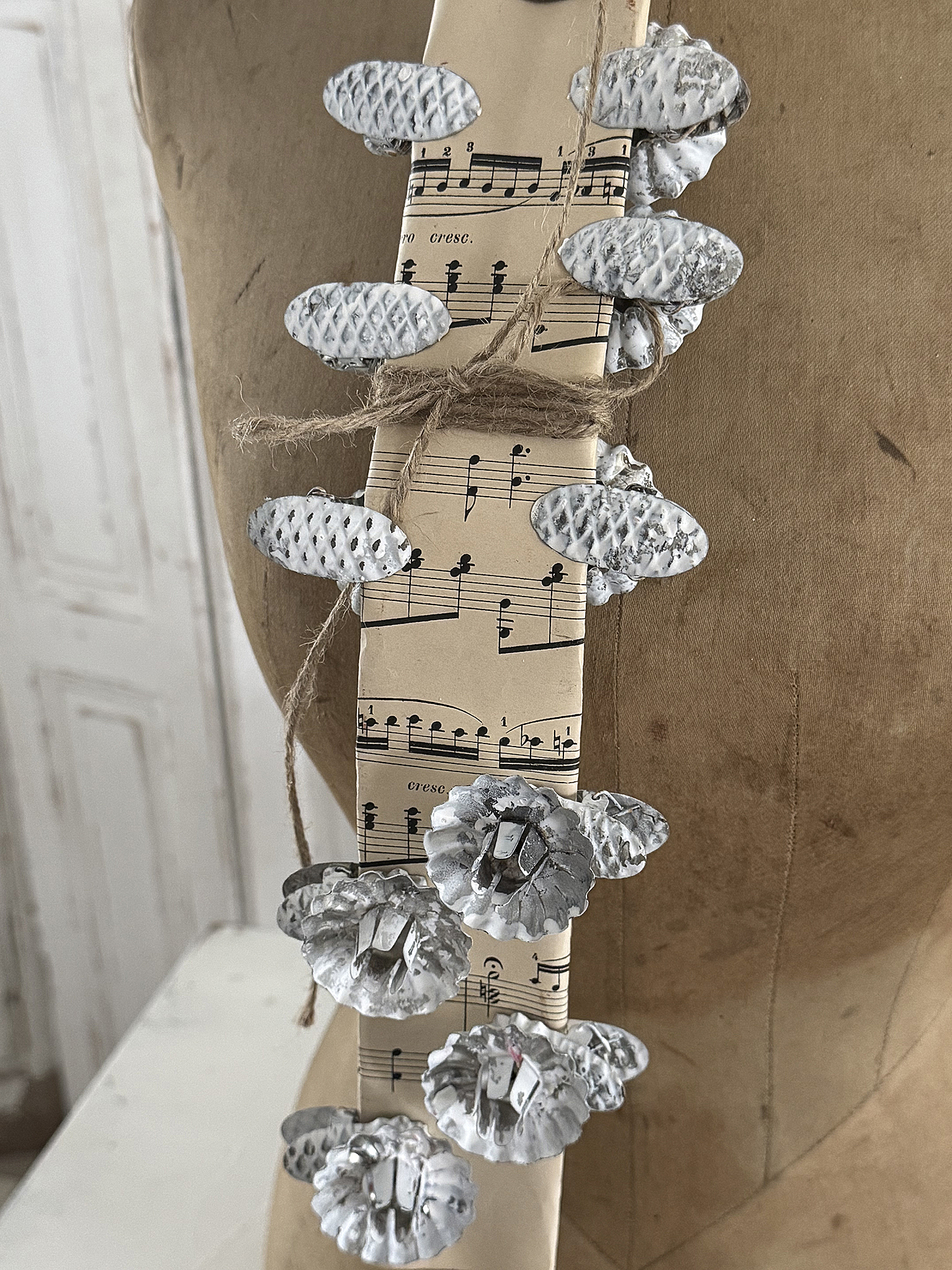 Zehn uralte Kerzenclips Baumkerzenhalter im Shabby-Kleid ***