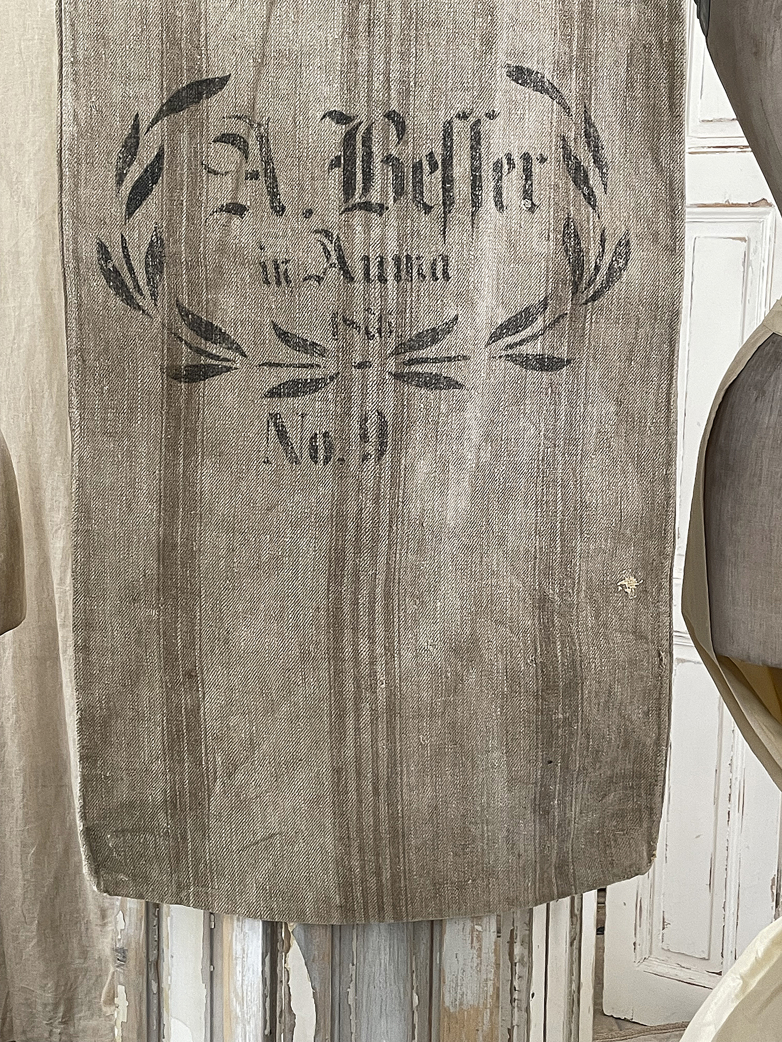Antiker Leinenstoff mit Aufdruck A. Wesser, No. 9 Vintage Leinenstoff mit nostalgischem Aufdruck A. Wesser und dekorativen Elementen
