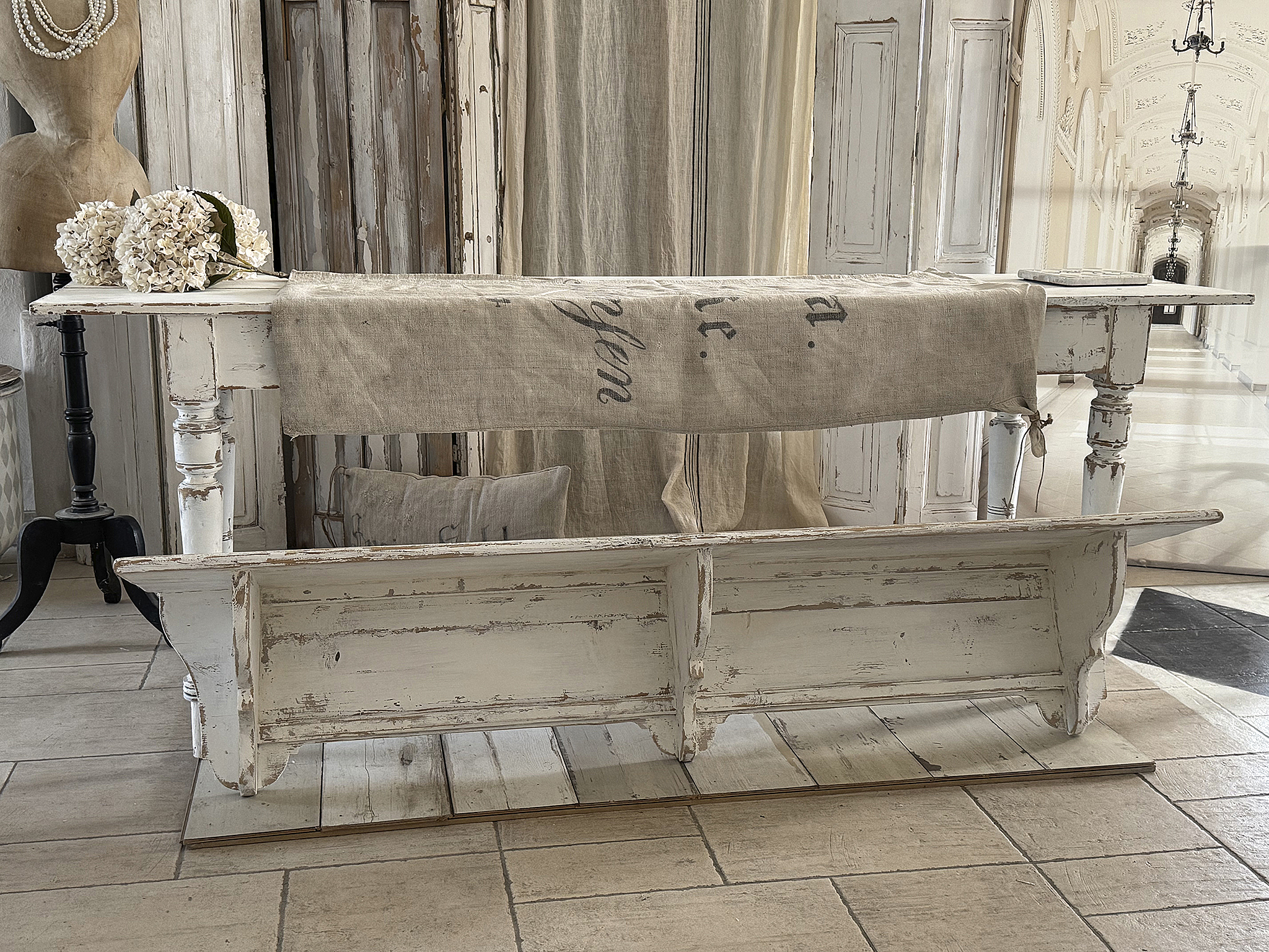 Antikes langes Gründerzeit-Regal im Shabby-Chic***