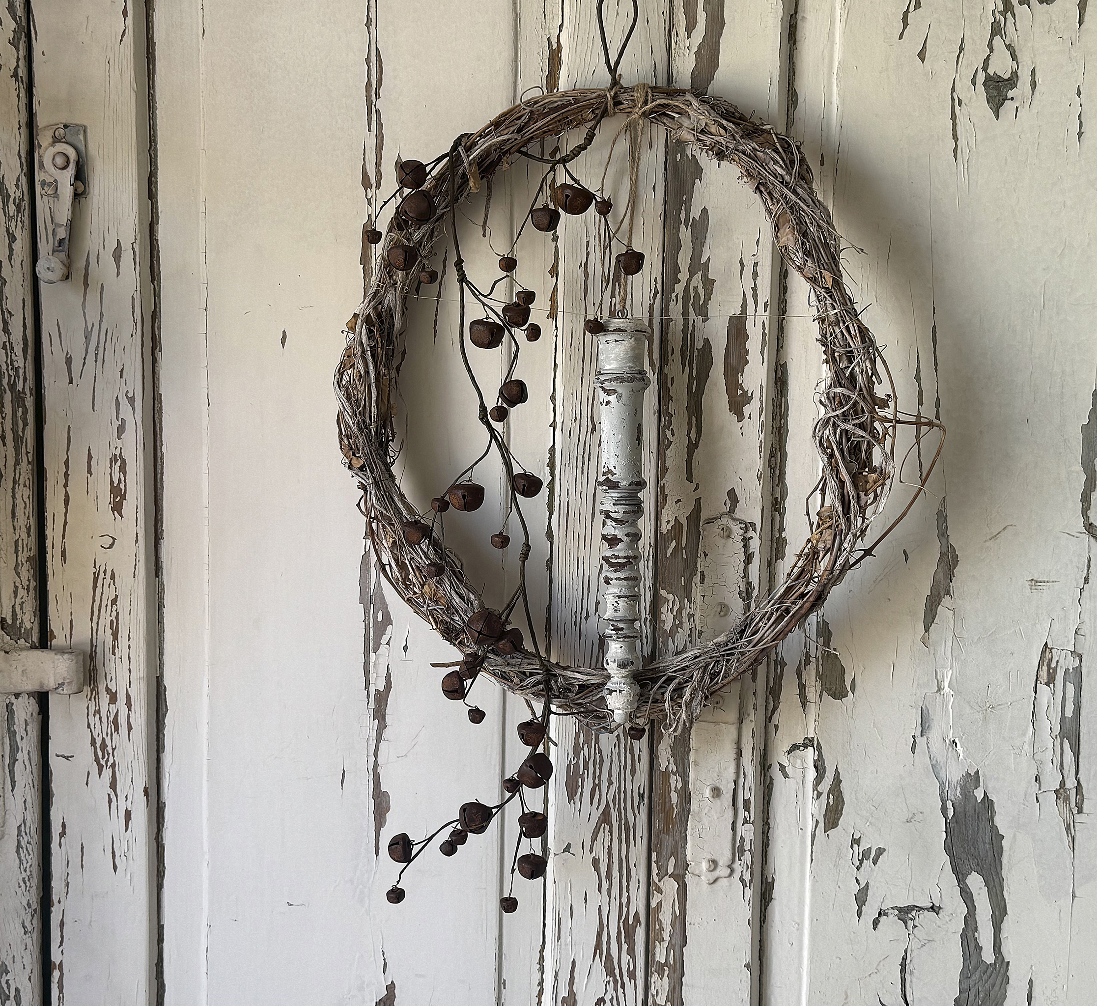 Zauberhafter ovaler Schellenkranz mit antikem Holzstab und sanften Elfenklängen – Romantischer Shabby Chic mit nostalgischem Charme***
