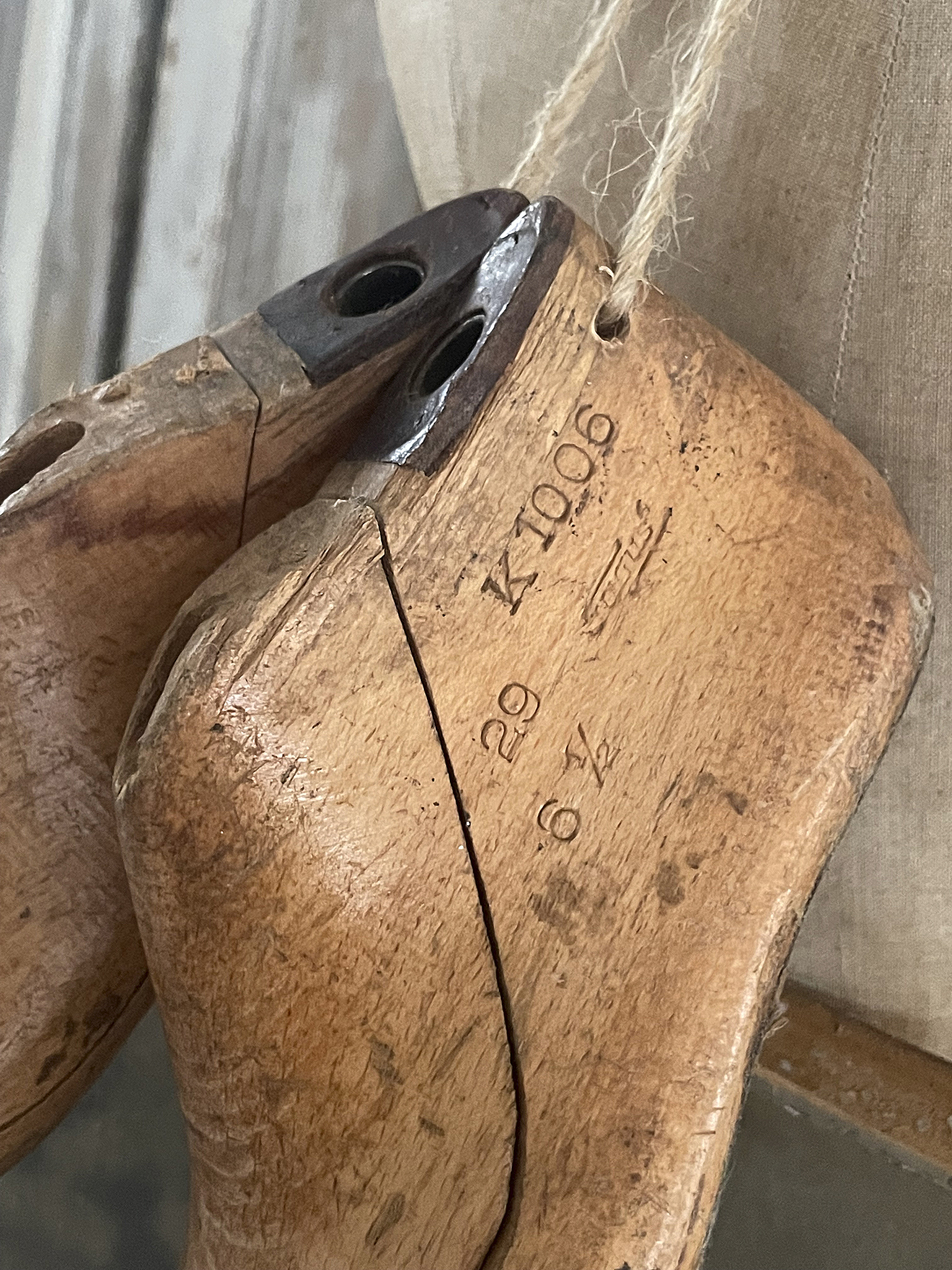 Detailaufnahme einer alten Schuhmacherform aus Holz mit den Abmessungen 29 und 6 ½
