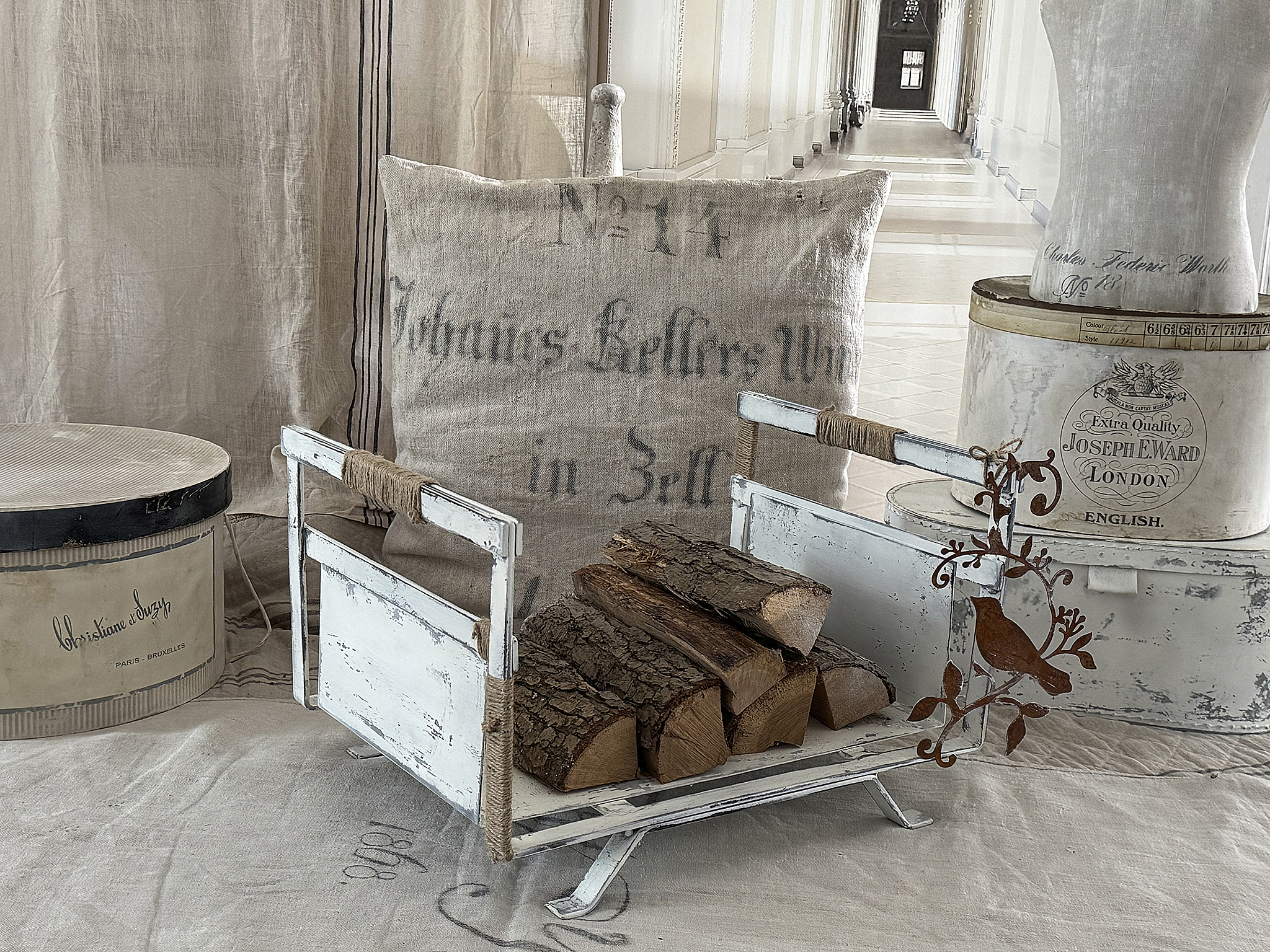 Gusseisenkorb, Holzlager im Shabby-Kleid***
