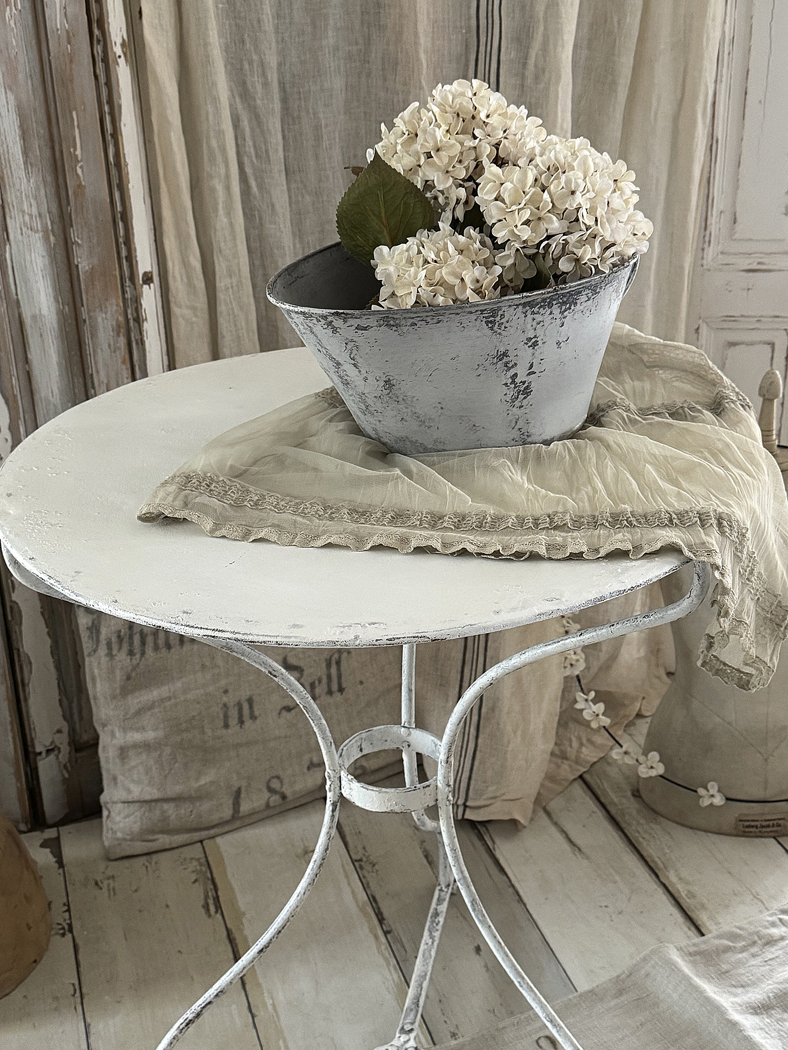 Charmanter französischer Vintage-Gartentisch aus Eisen