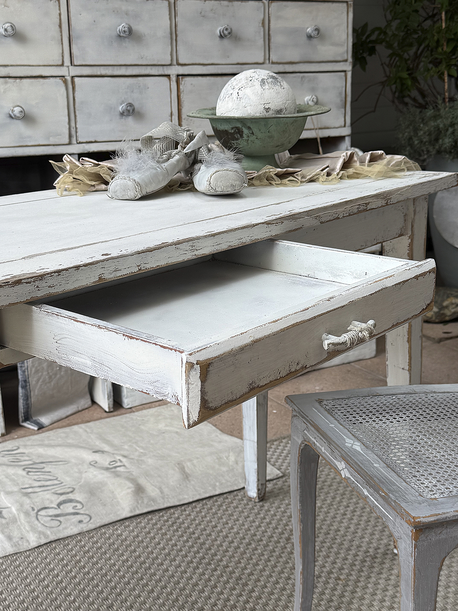 Edler Shabby-Chic-Konsolentisch aus Vollholz – zeitlose Eleganz mit Geschichte***