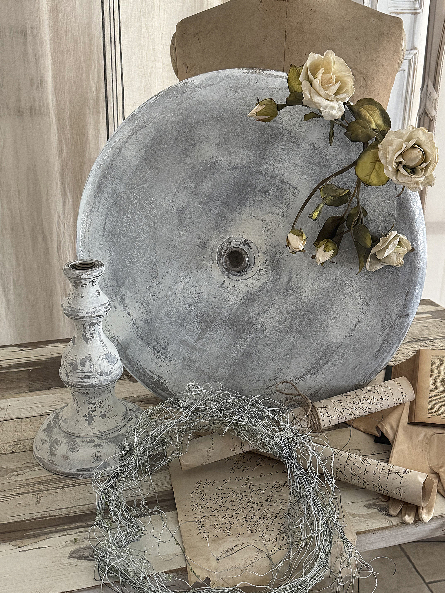 Dekorative große Fußschale im weißen Shabby-Kleid – ein romantisches Ensemble***