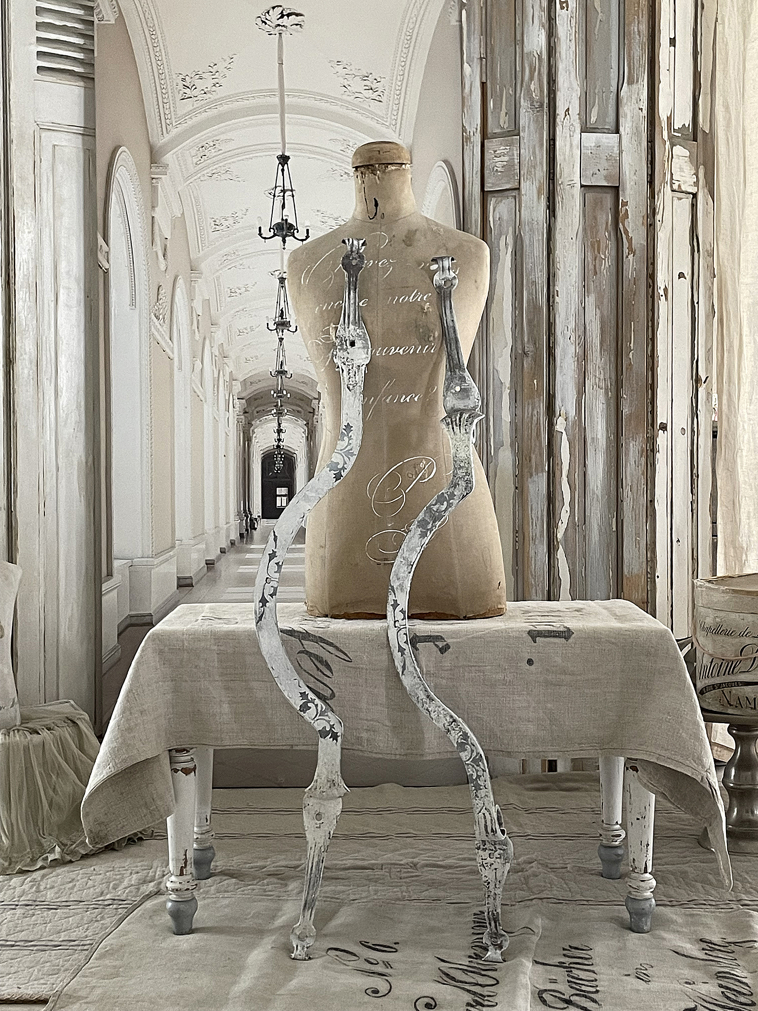 Dekorativer Mannequin mit kunstvollen Beinen in elegantem Ambiente Ein stilvoller Mannequin mit dekorativen Beinen steht auf einem Tisch in einem eleganten Raum.