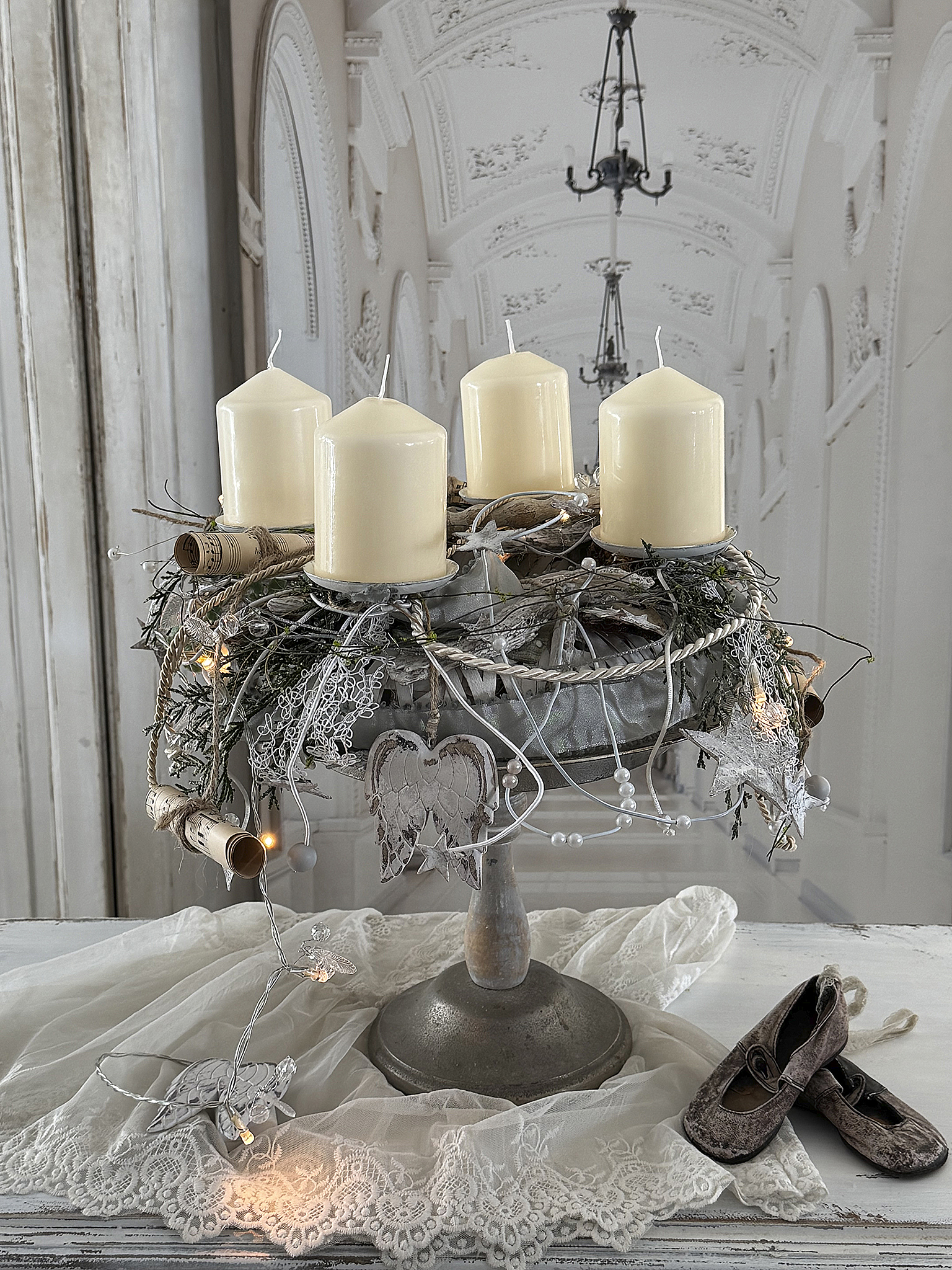 Zauberhafter handgefertigter Adventskranz auf nostalgischer Fußschale – Romantischer Shabby Chic mit Lichterglanz***
