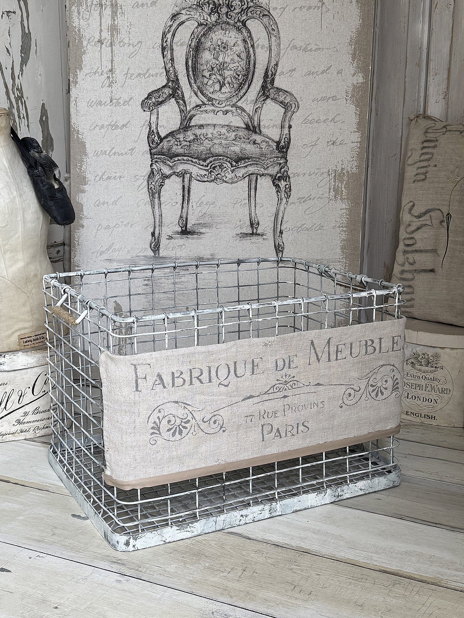 Großer alter Eisenkorb mit Leinenschild***