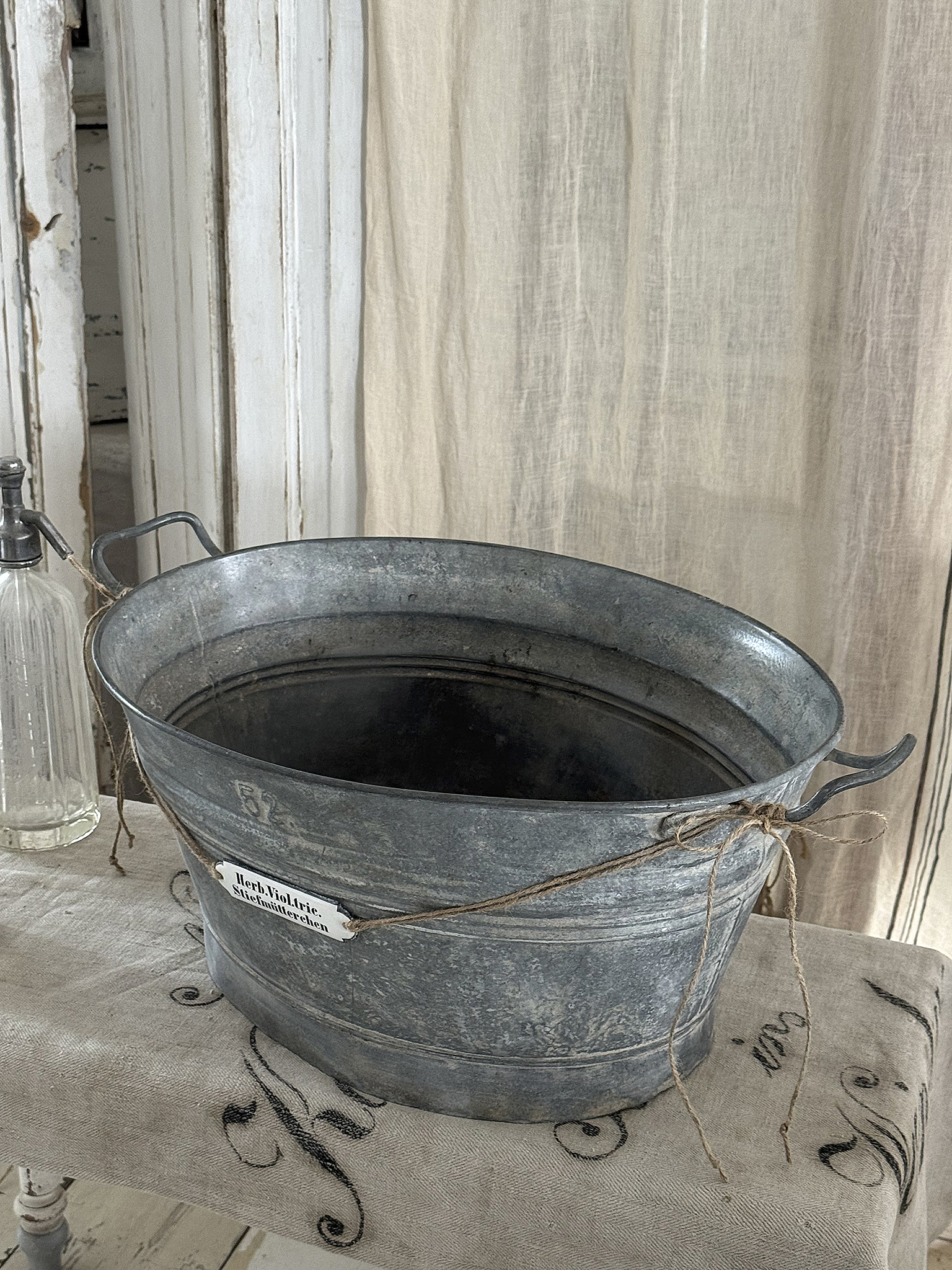 Alte Zinkwanne mit Emaille-Schild Stiefmütterchen ***