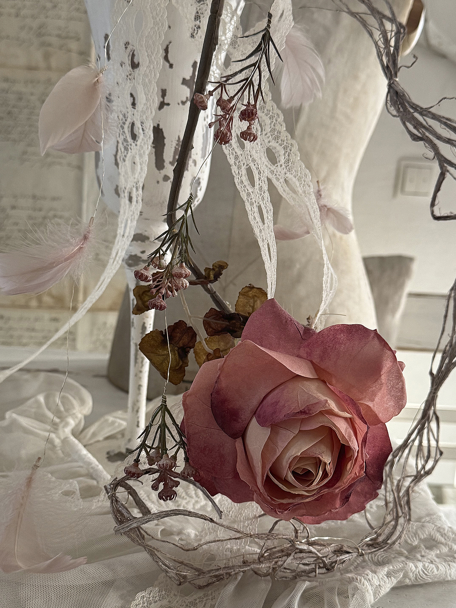 Hohe Glasvase mit romantischer Rosendeko im Shabbykleid***