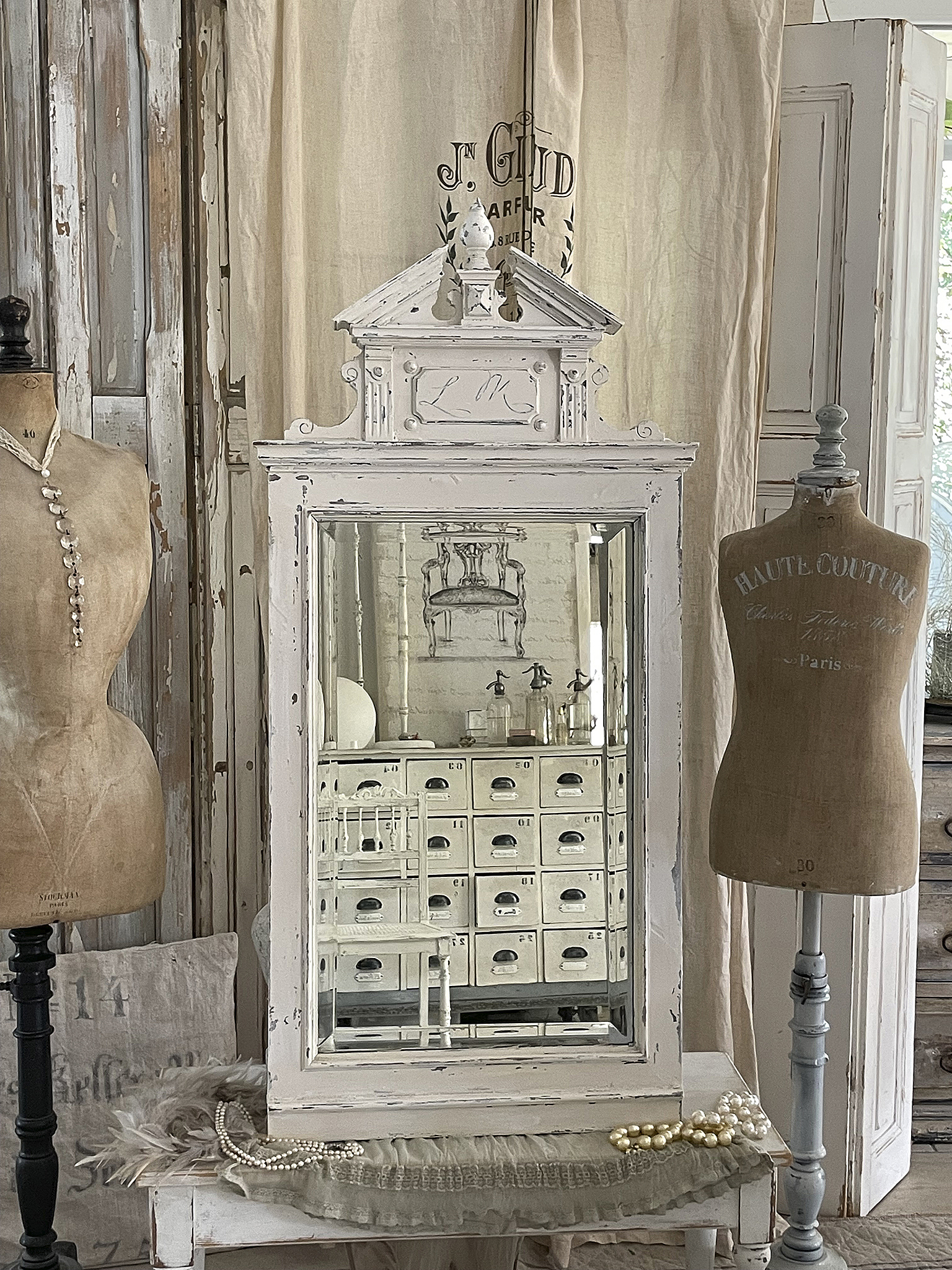 Antiker Spiegel im Shabby Chic mit Schaufensterpuppen Antiker Shabby Chic Spiegel mit Schaufensterpuppen und Perlenschmuck