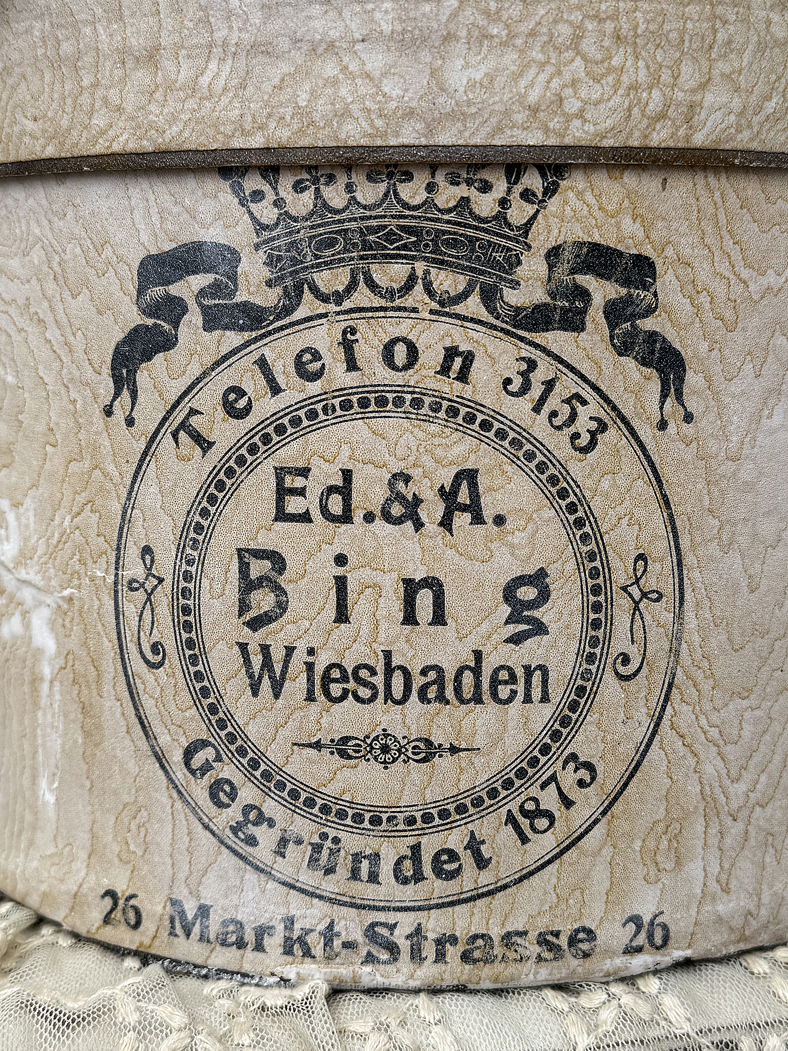 Historisches Etikett von Ed.&A. Bing aus Wiesbaden Detailansicht eines alten Etiketts von Ed.&A. Bing, Wiesbaden, gegründet 1873, mit Kontaktdaten.