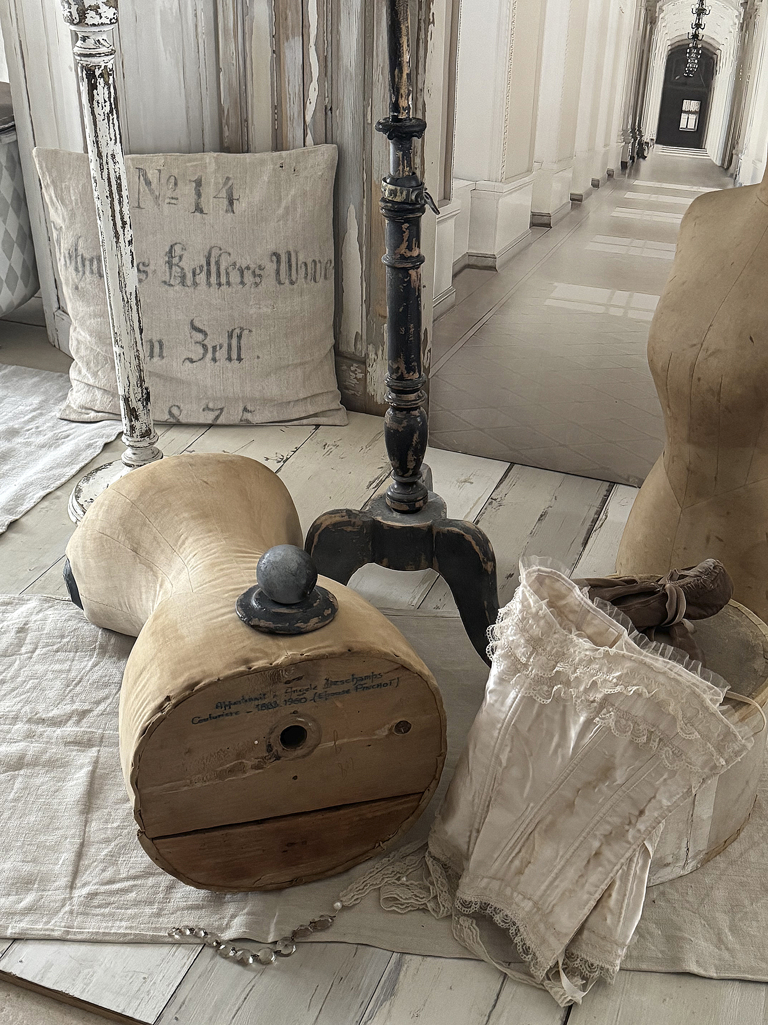 Antike Schneiderpuppe mit Accessoires Wespentaille***