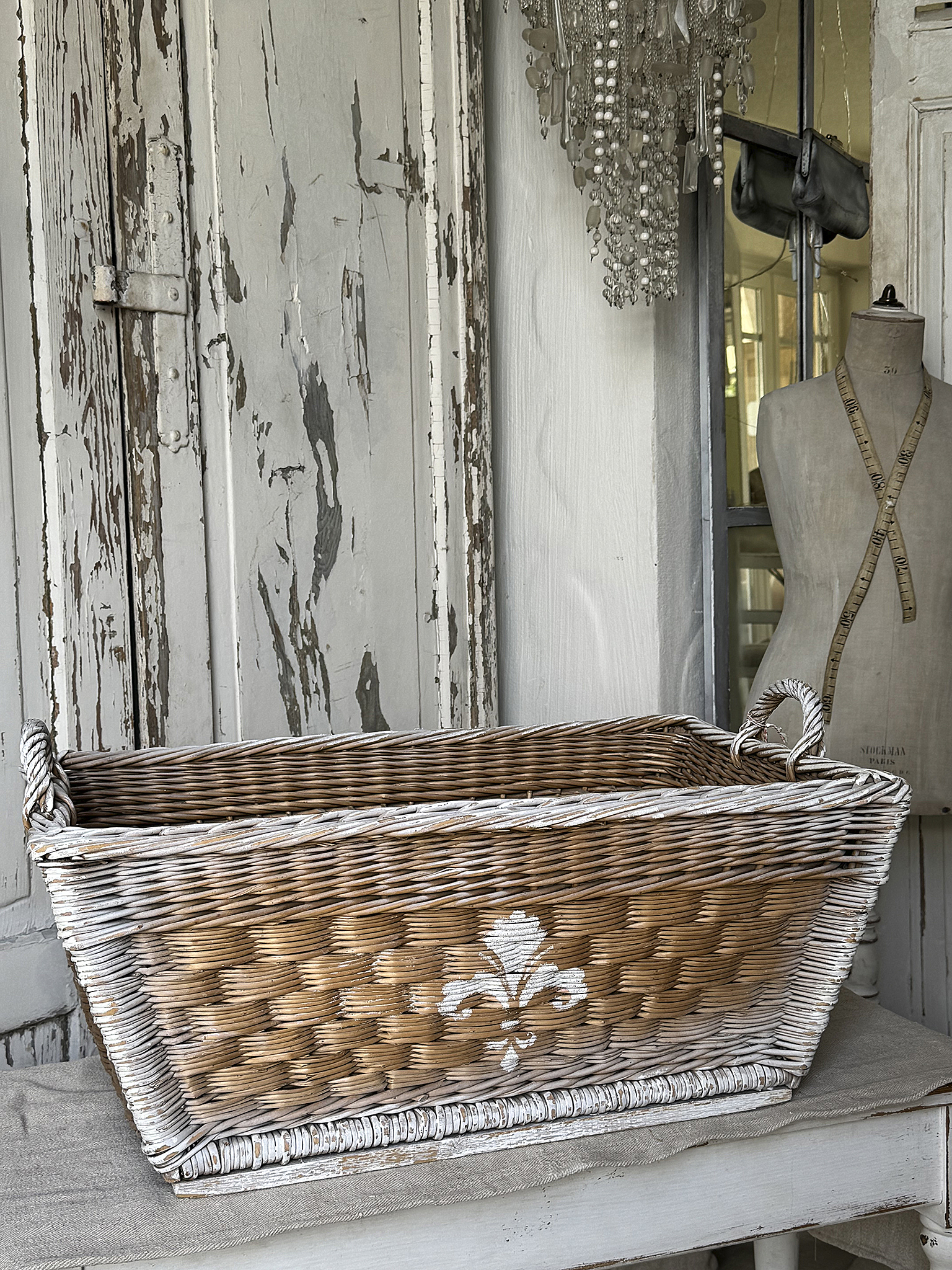 Schöner Weidenkorb im Shabby Chic – Vintage Korb mit französischer Lilie***