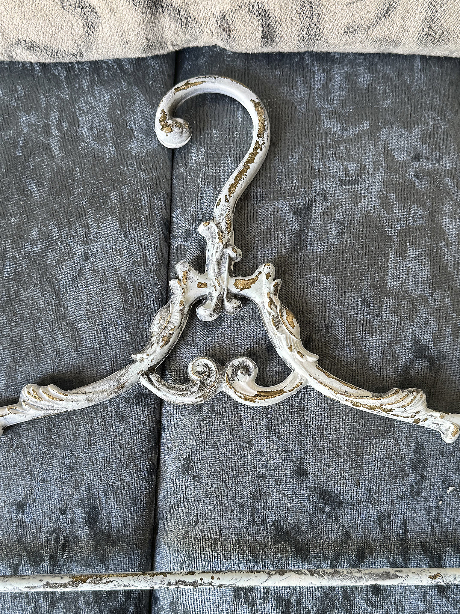 Zwei charmante Shabby-Kleiderbügel mit Geschichte***