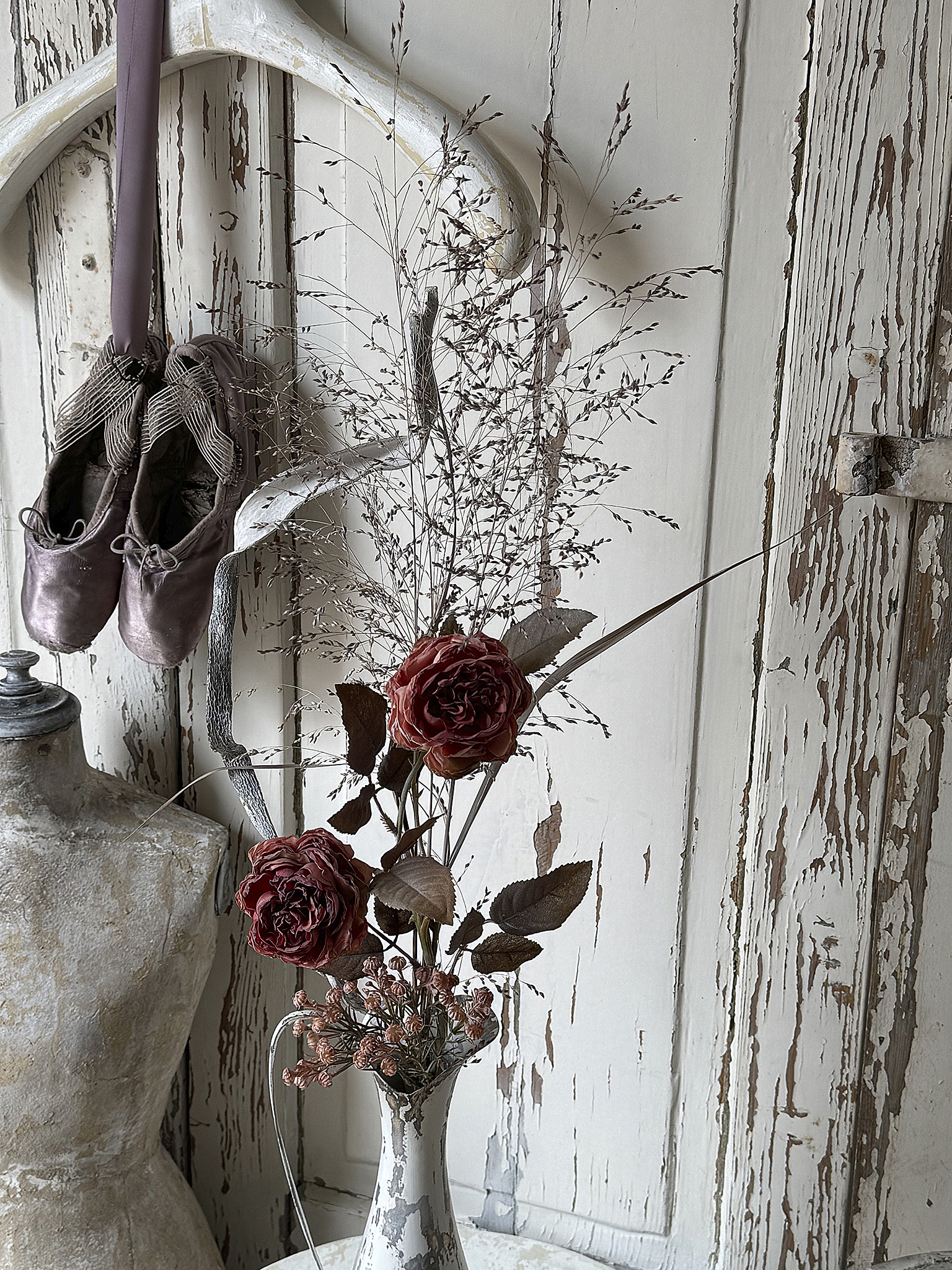 Alte Messingvase im Shabby-Kleid mit zartem Ranunkelstrauß***