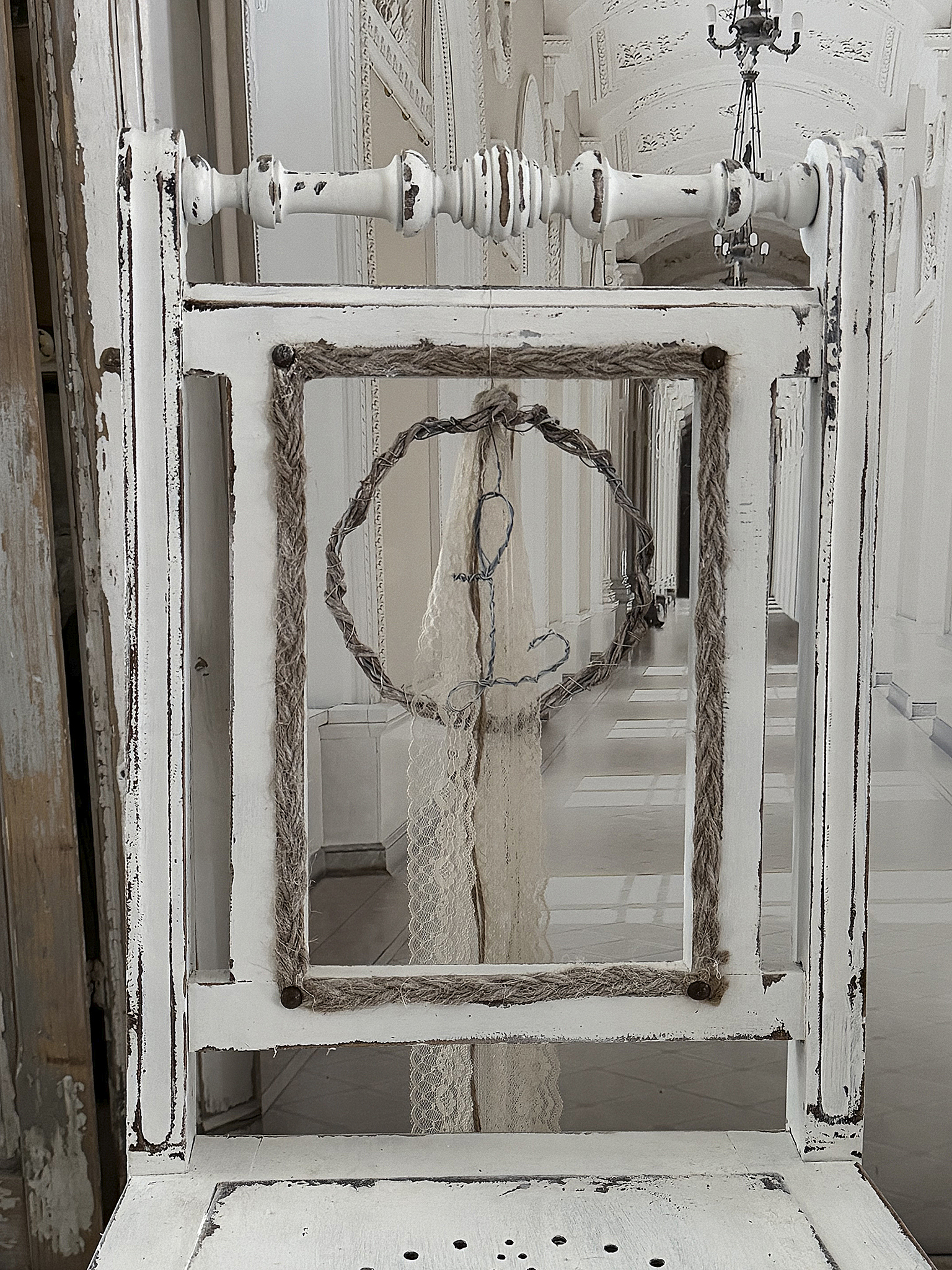 Antiker Gründerzeitstuhl im mattweißen Shabby-Kleid – ein Stück Geschichte mit Charme***