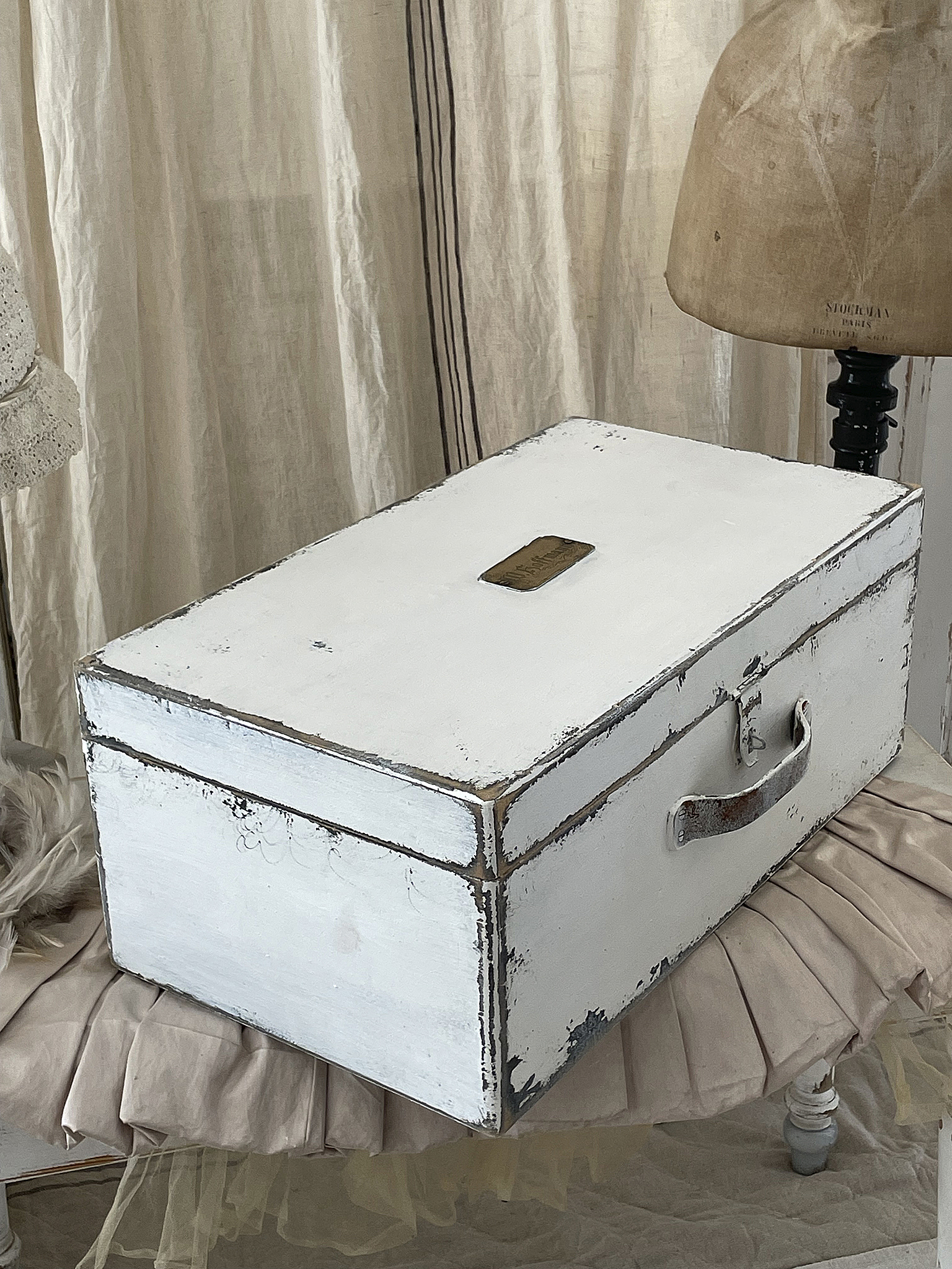 Vintage Kiste aus Holz in Weiß mit alten Gebrauchsspuren Antike Holzbox in Weiß mit abgenutzter Oberfläche und Metallgriff