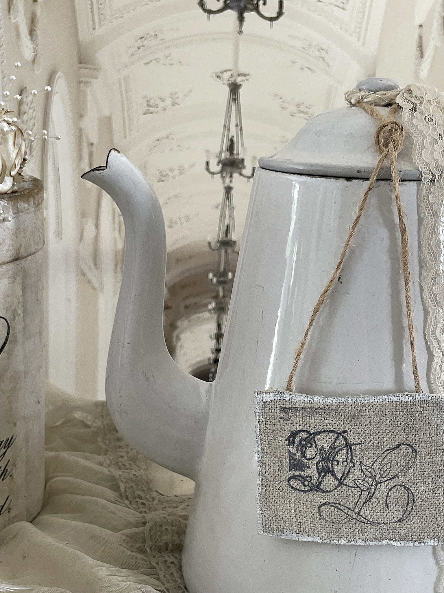 Große weiße Emaille-Kanne mit Vintage-Deko*** Große weiße Emaille-Kanne mit Vintage-Deko***