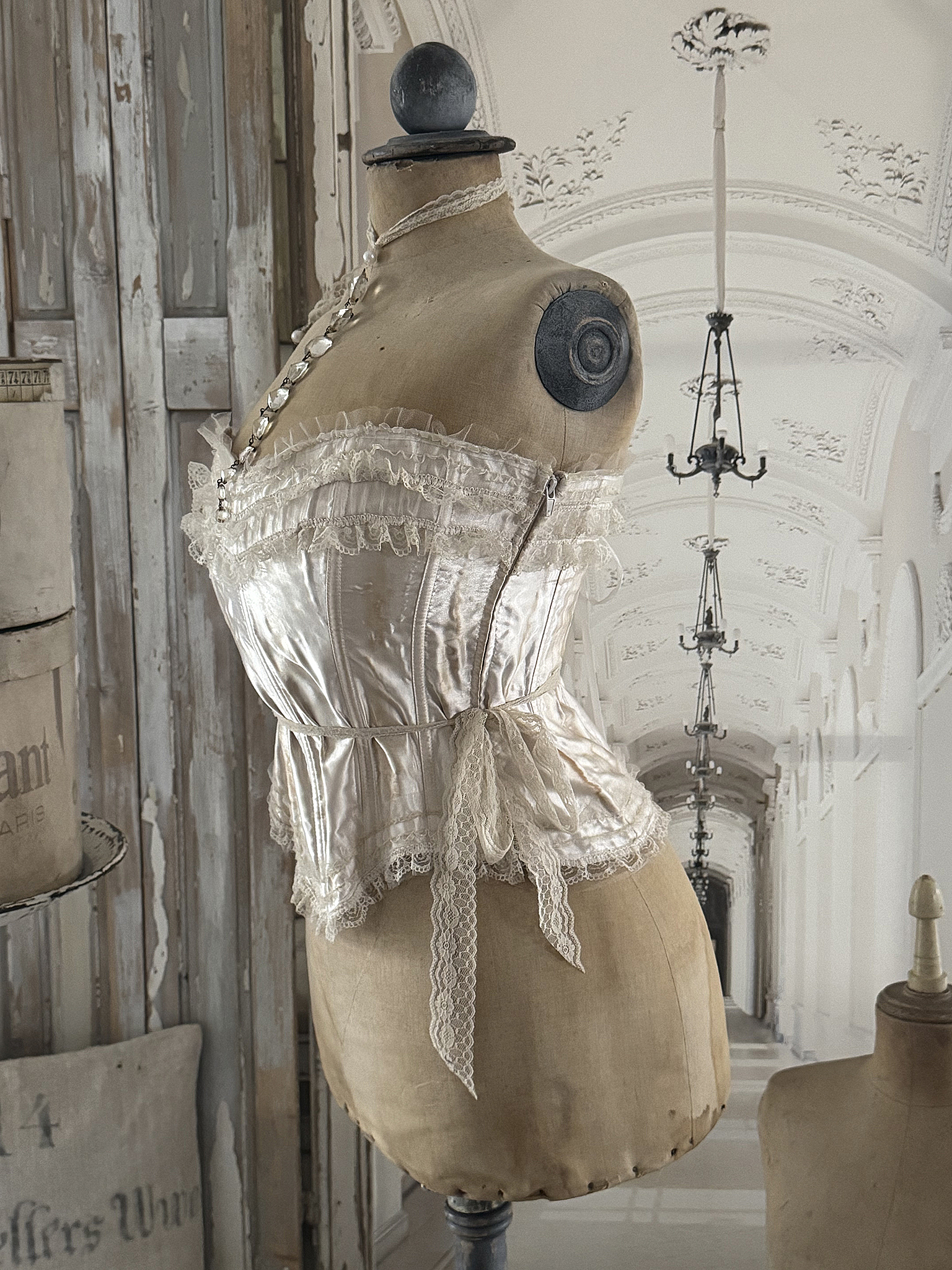 Antike Schneiderpuppe mit Accessoires Wespentaille***