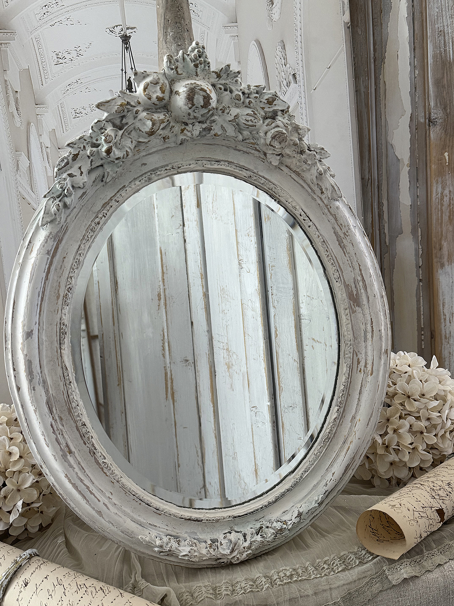 Alter ovaler Vintage-Spiegel im weißen Shabby-Kleid – romantisches Schmuckstück mit viel Charme***