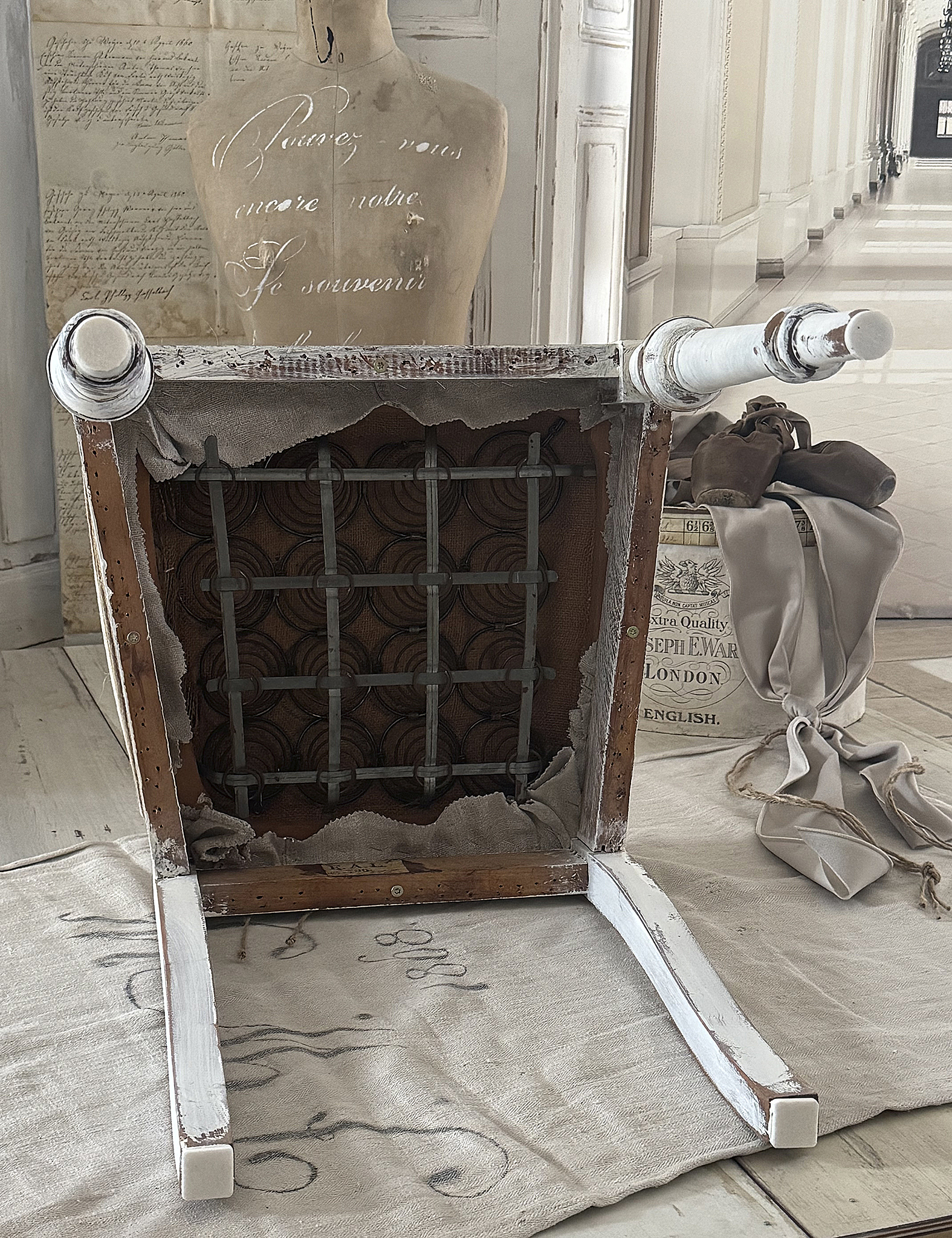 Antiker Polsterhocker mit altem Mehlsack***