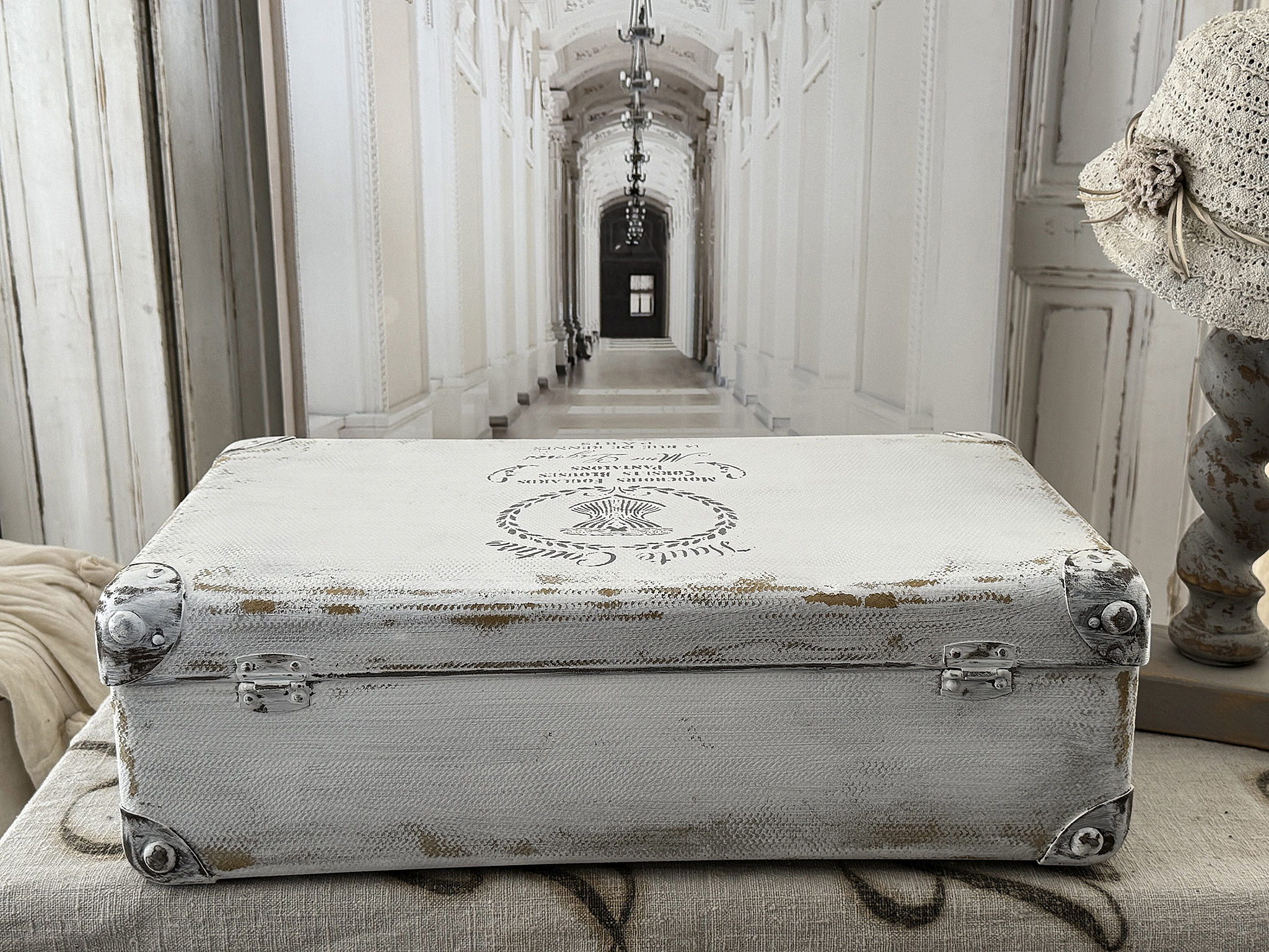 Alter Hartschalenkoffer „Haute Couture“ – Vintage Koffer im französischen Shabby Chic