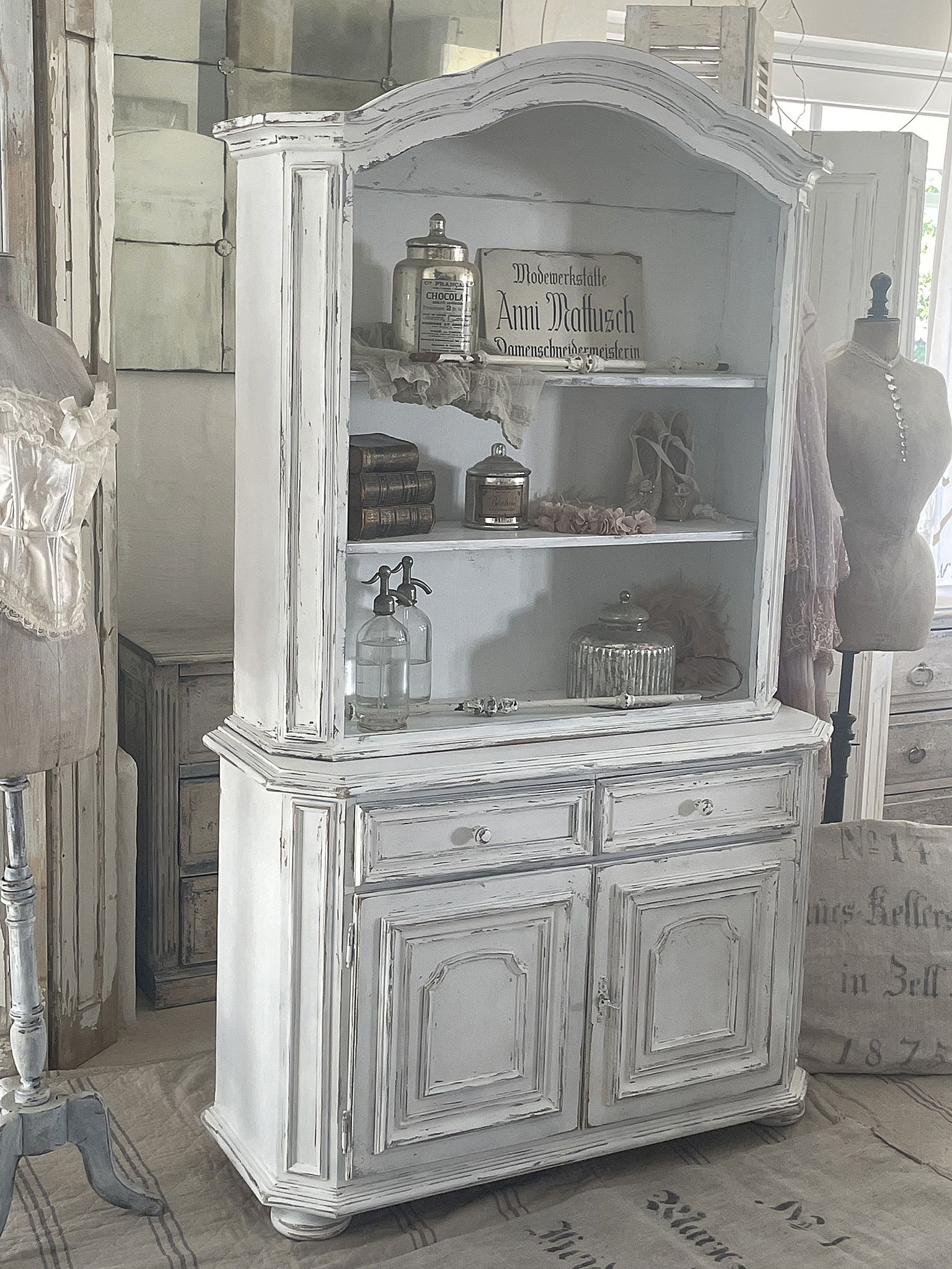 Alter Buffet-Shabbyschrank im weißen Kleid*** Alter Buffet-Shabbyschrank im weißen Kleid***