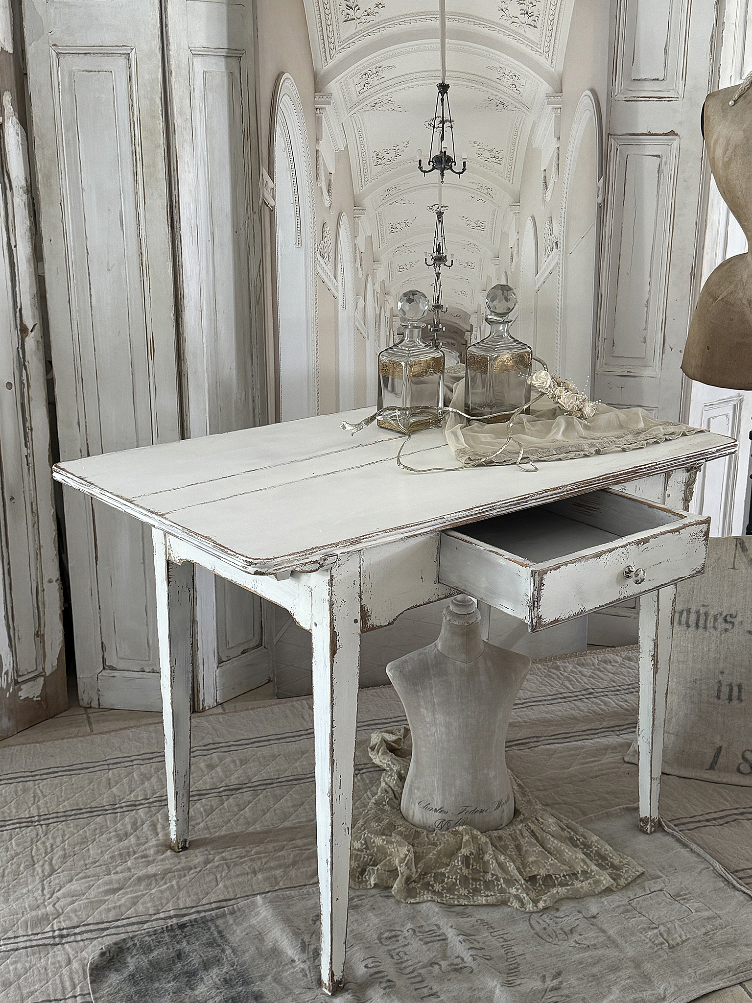 Antiker Shabby Tisch im weißen Kleid***