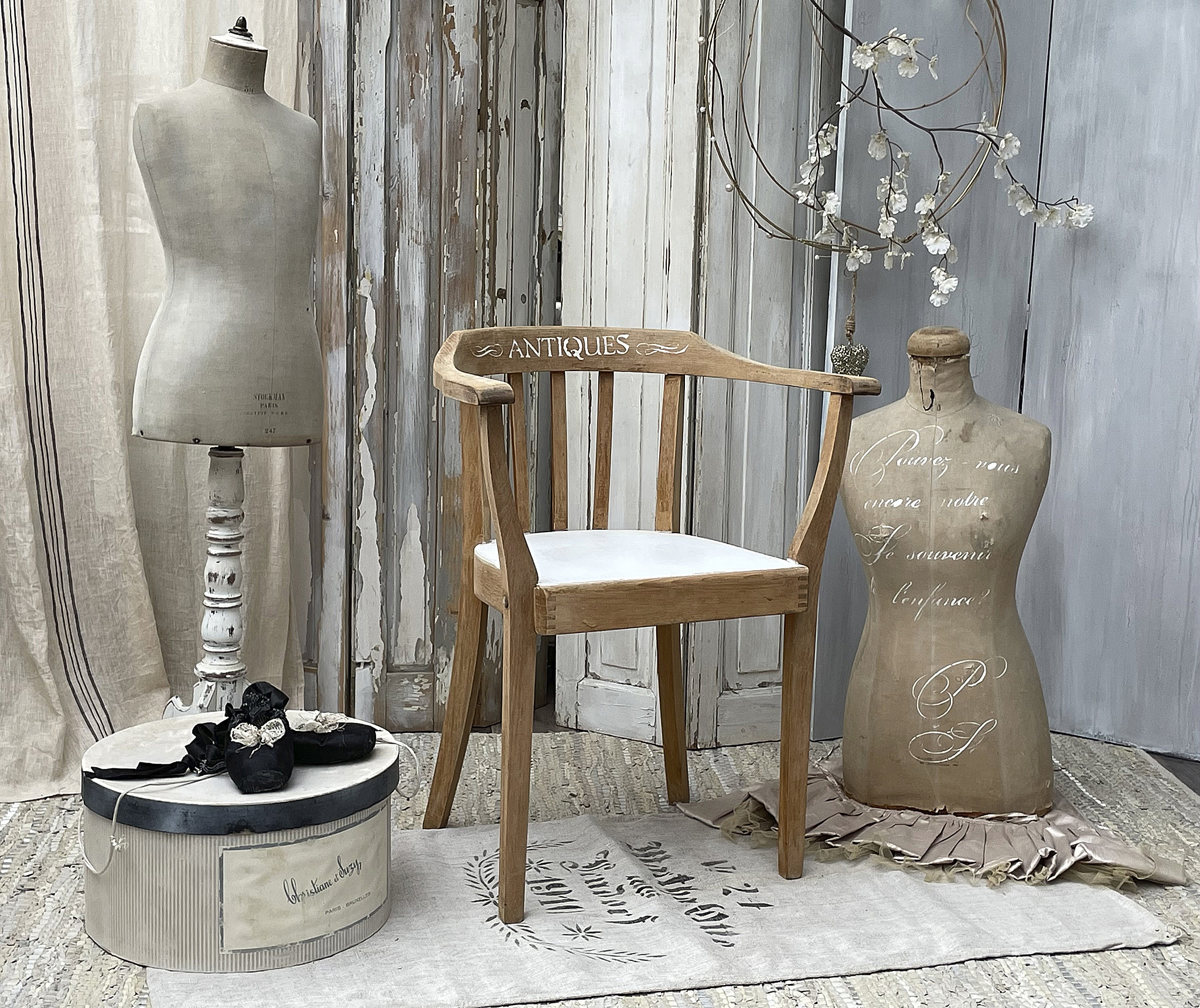Antiker Stuhl in einem eleganten Raum mit Mannequins und einer stilvollen Dekoration