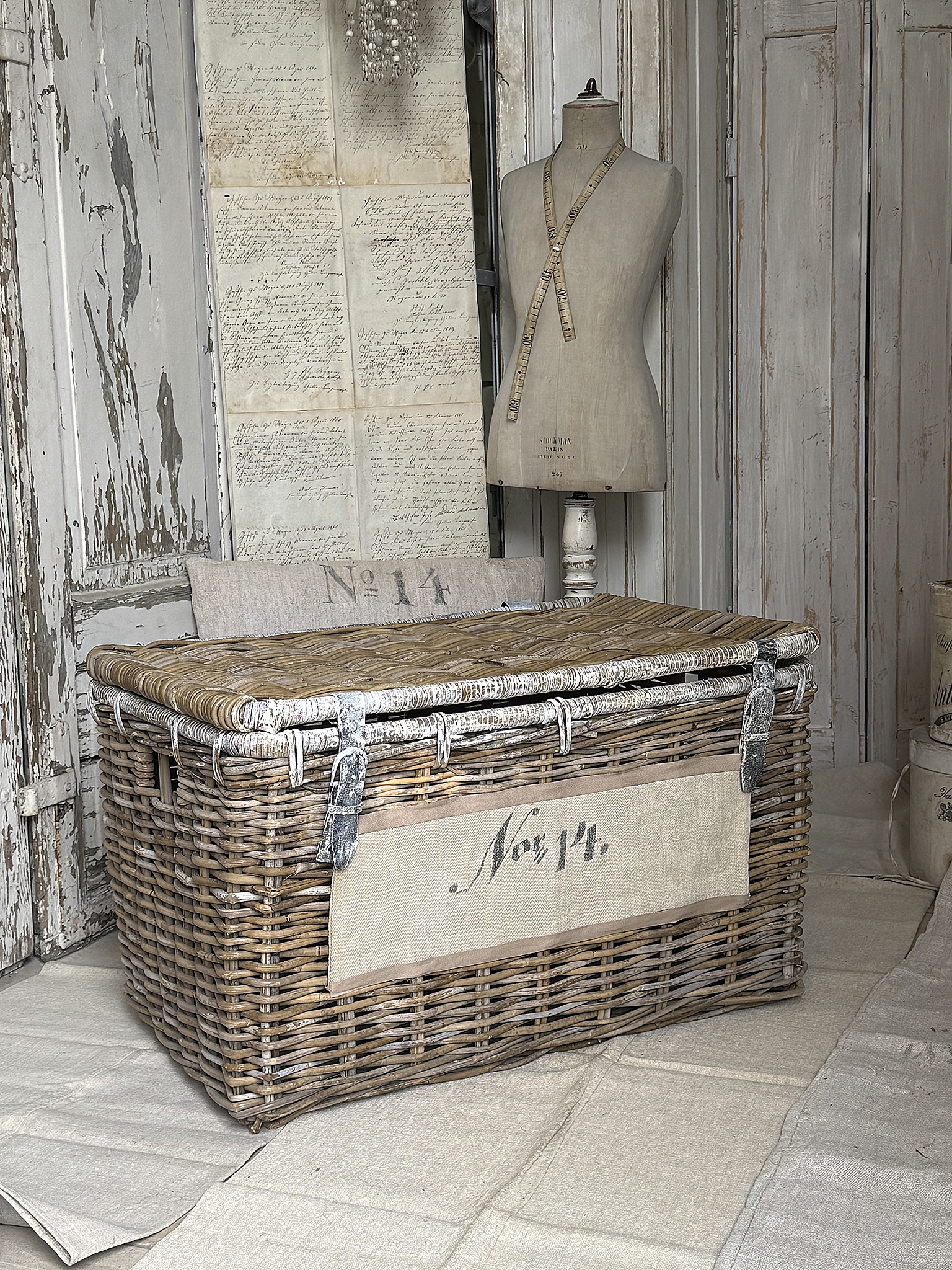 Alter Weinkorb mit Klappdeckel – Shabby-Chic-Korb mit Mehlsack-Schild***