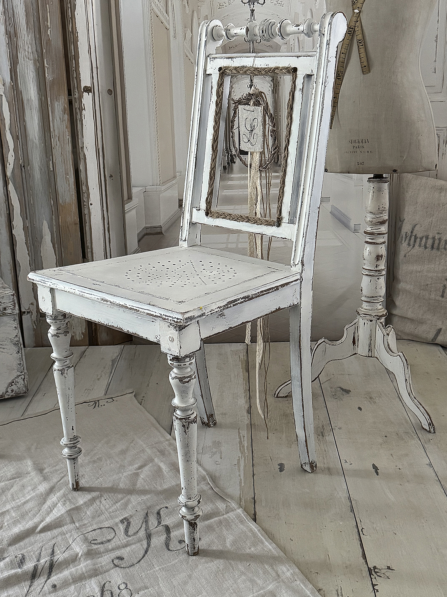 Antiker Gründerzeitstuhl im mattweißen Shabby-Kleid *** Antiker Gründerzeitstuhl im mattweißen Shabby-Kleid ***