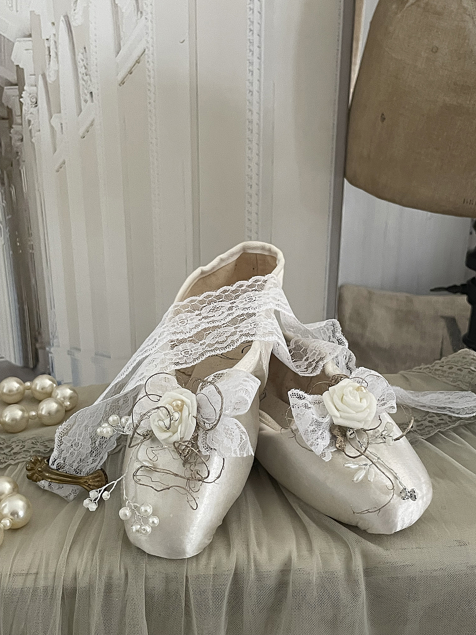 Elegante Ballerinas mit Spitze und Blumenverzierung Schlichte weiße Ballerinas mit zarter Spitzenborte und blumiger Dekoration