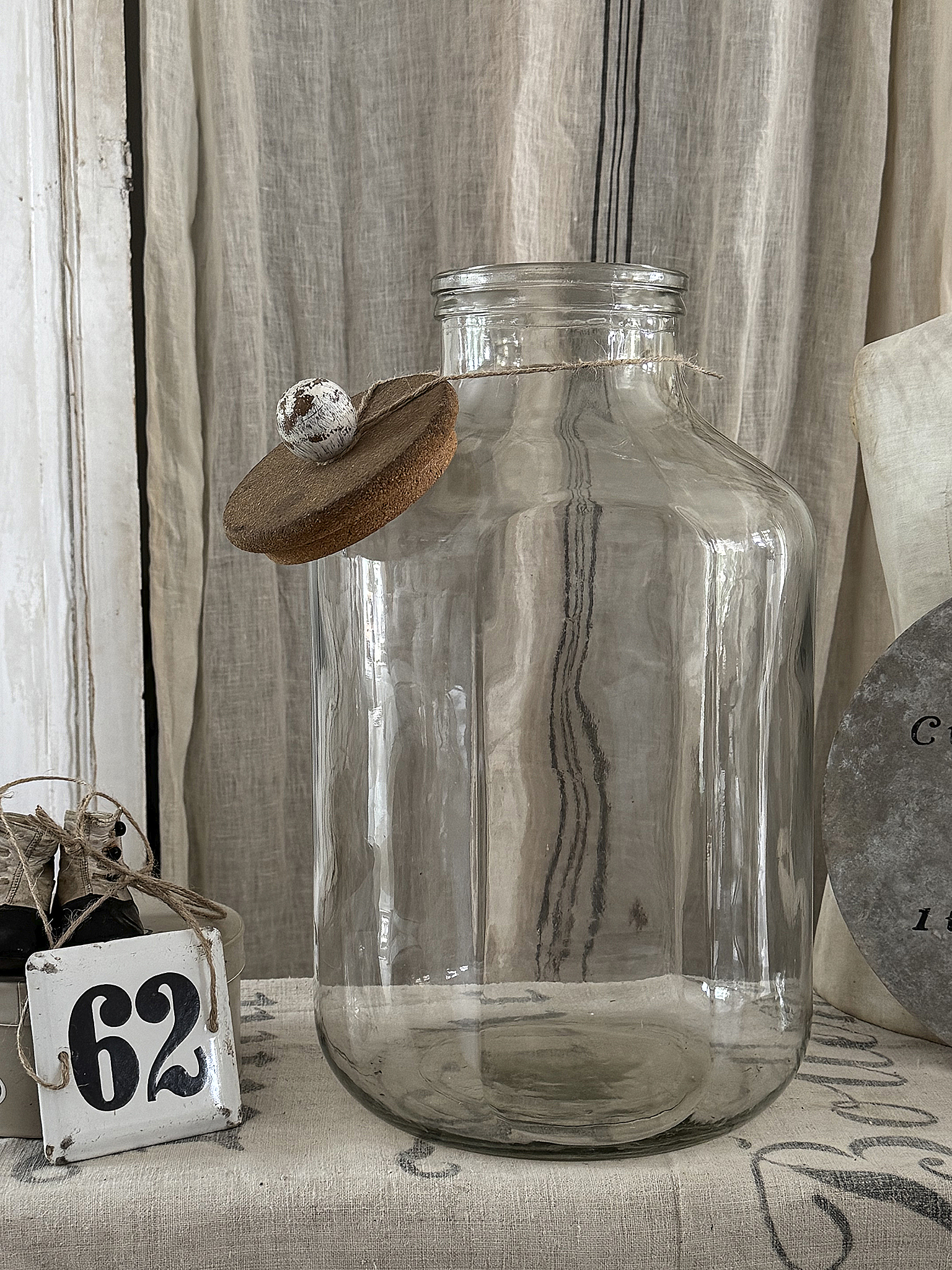 Seltenes XXL-Bonbonglas mit altem Emaille-Schild – ein besonderer Blickfang mit Charakter***