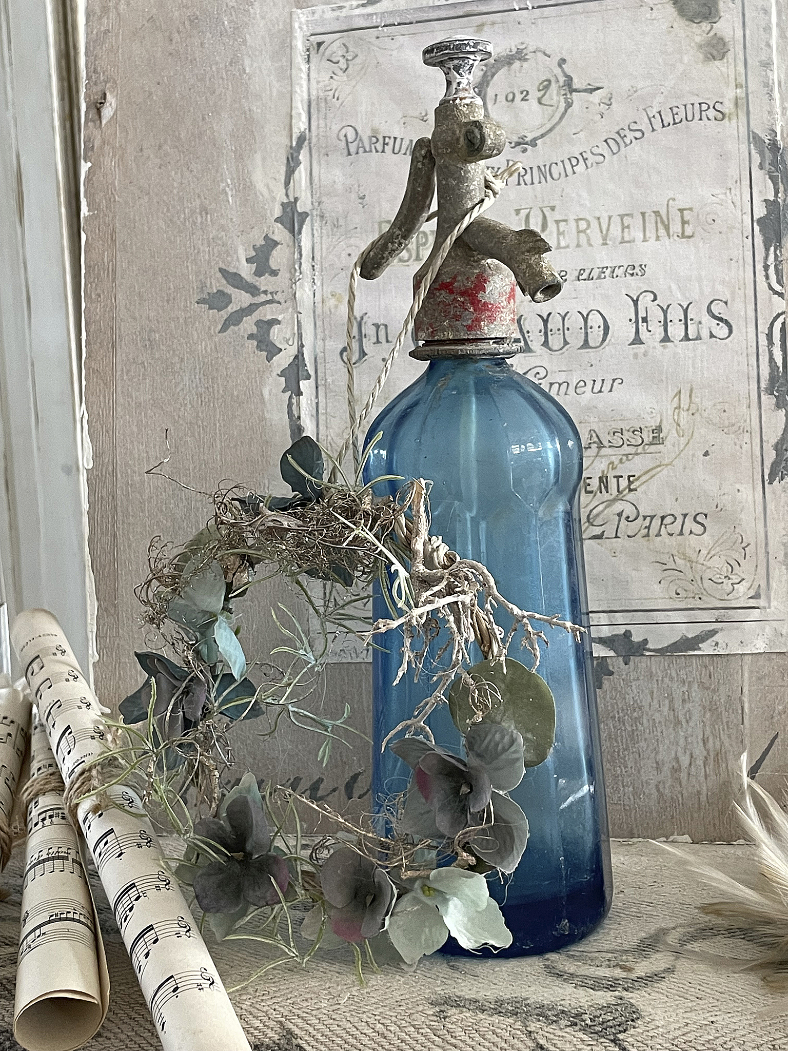 Alte blaue Sodaflasche mit Kränzchen***