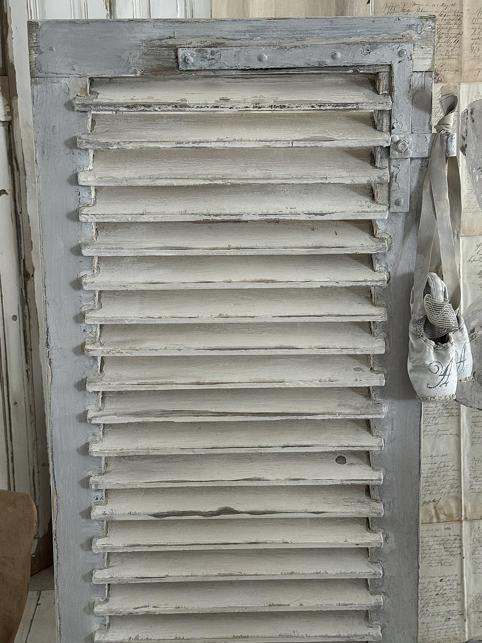 Wunderschöner antiker Lamellenladen im authentischen Vintage-Charme***