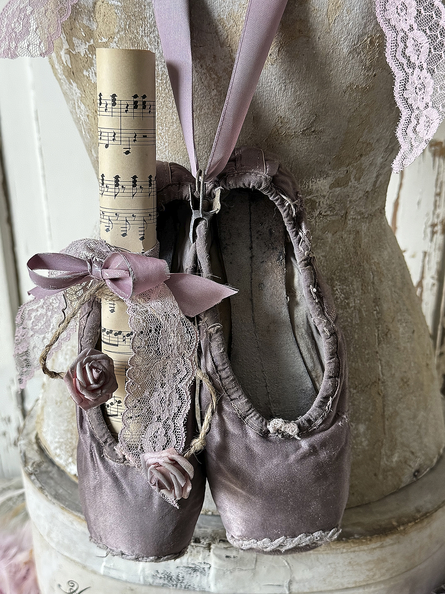 Antike Ballettspitzenschuhe in Malve-Stille Zeugen der Bühne***