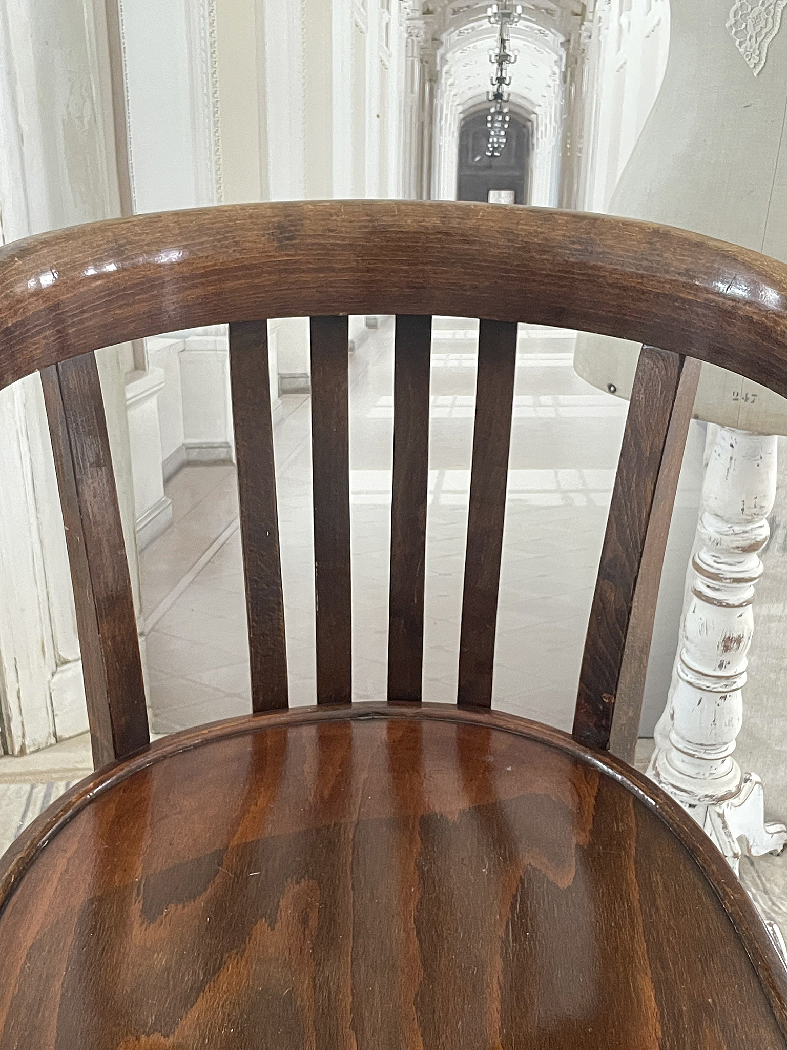 Eleganter Holzstuhl im Fokus, erstklassige Handwerkskunst Nahaufnahme eines eleganten Holzstuhls mit klarer Detailansicht der Sitzfläche und Rückenlehne.