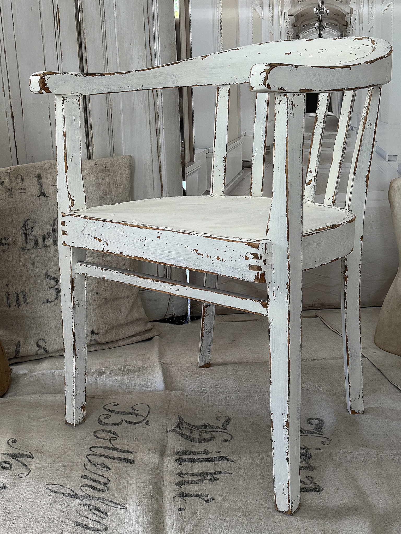 Alter breiter Bauhaus-Armlehnstuhl im authentischen Shabby-Chic***