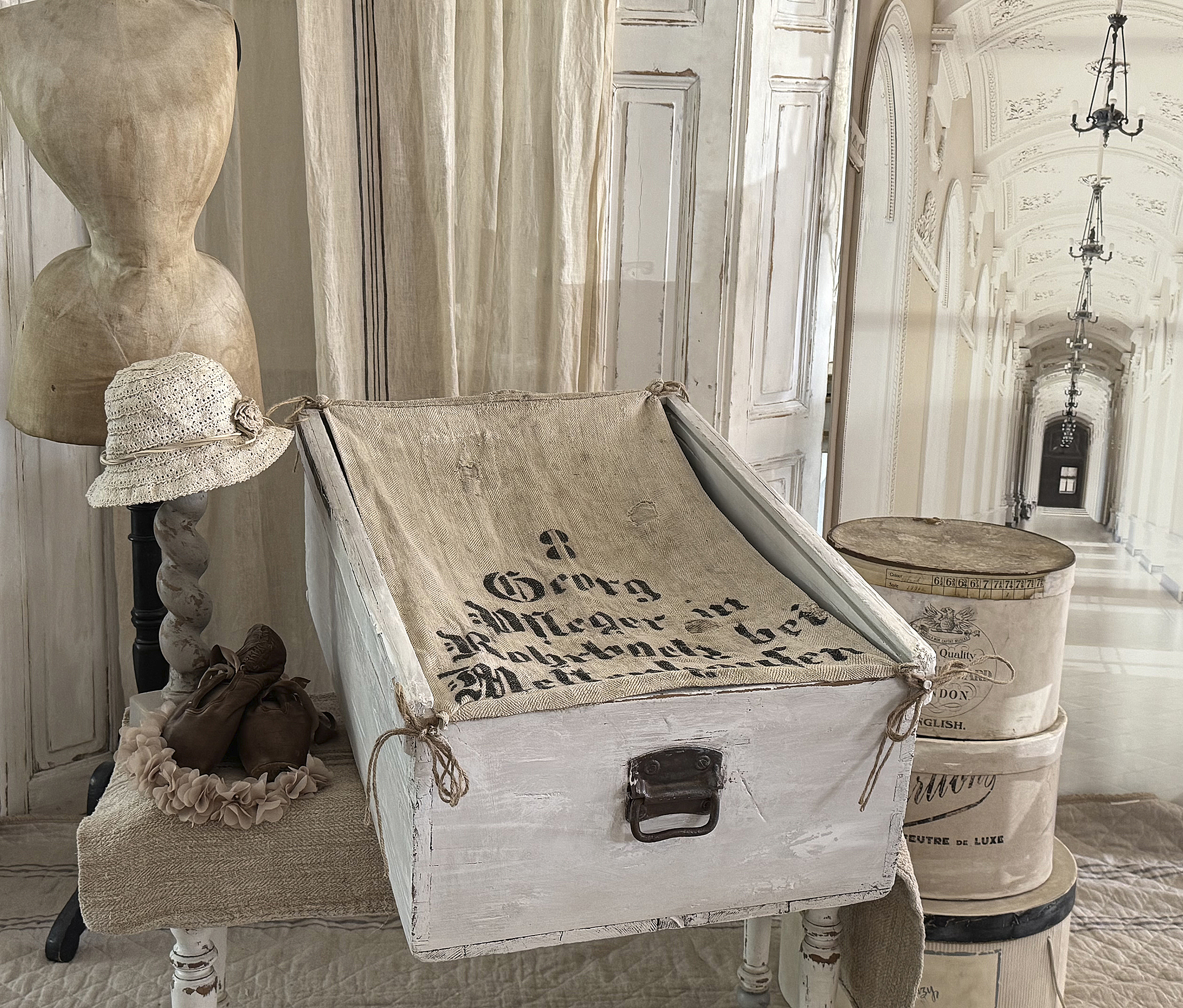 Große Vintage-Holzkiste mit Mehlsack – Shabby Chic