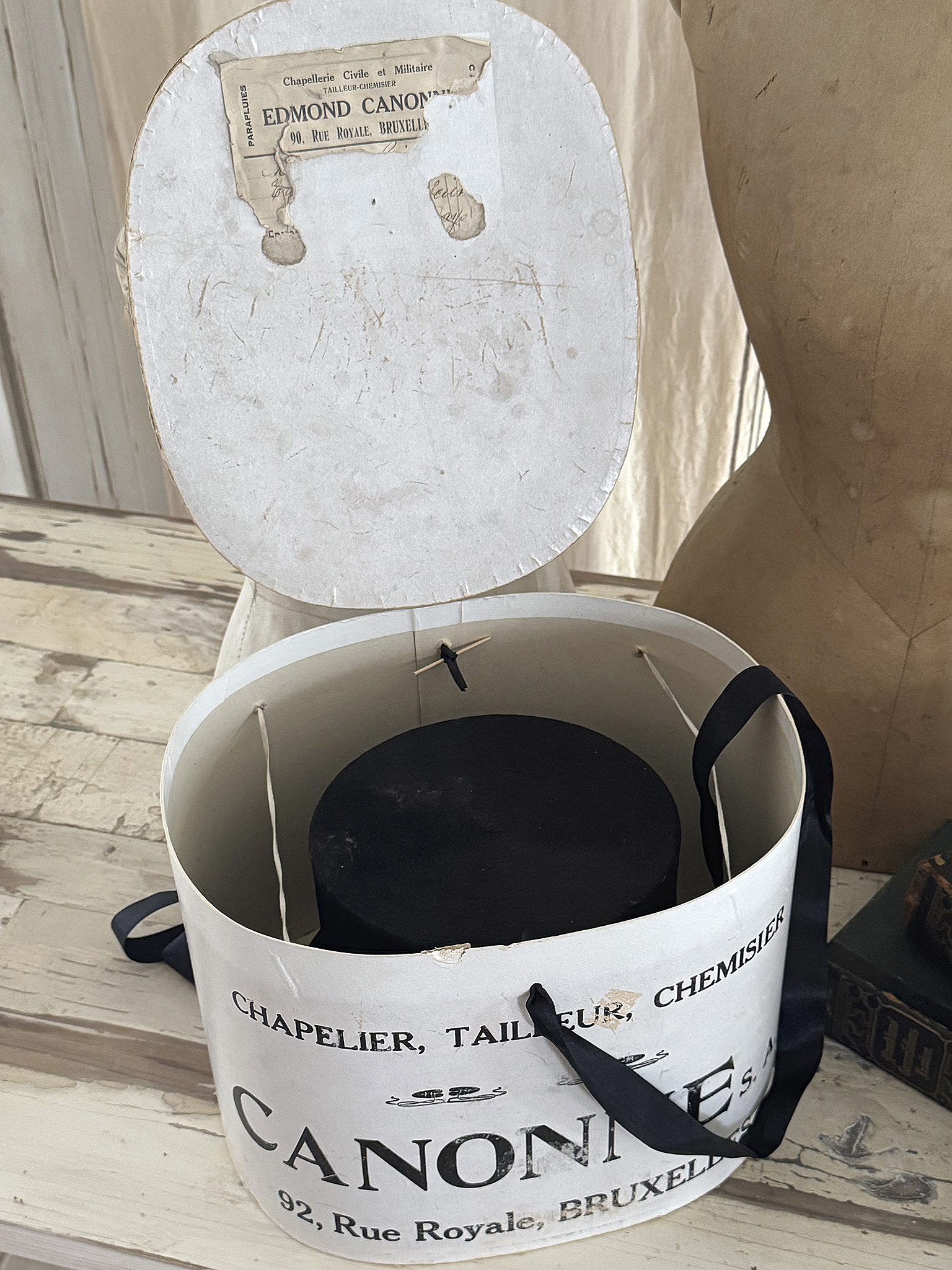  Wunderschöne alte französische Hutschachtel – ein rares Duo mit Zylinder***