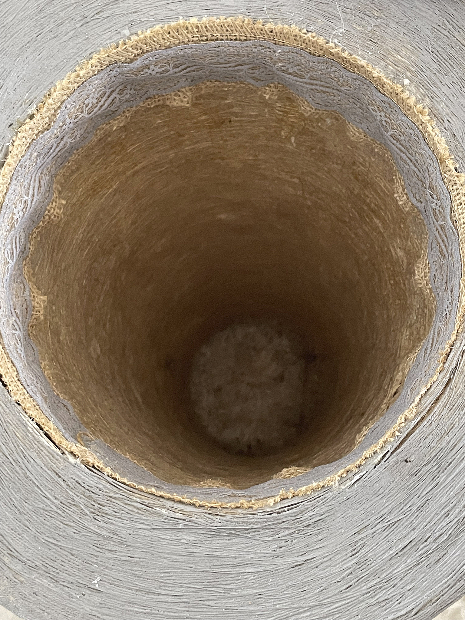 Innerer Blick auf einen Rollenkern aus Papier mit textilem Rand