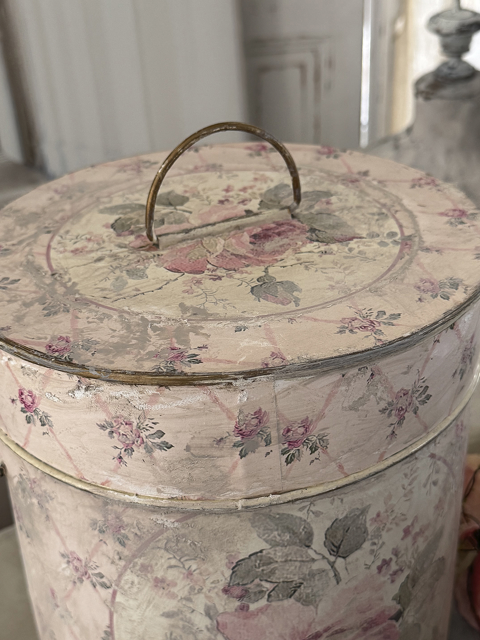 Alte Blechdose mit Rosen – romantisches Vintage-Arrangement