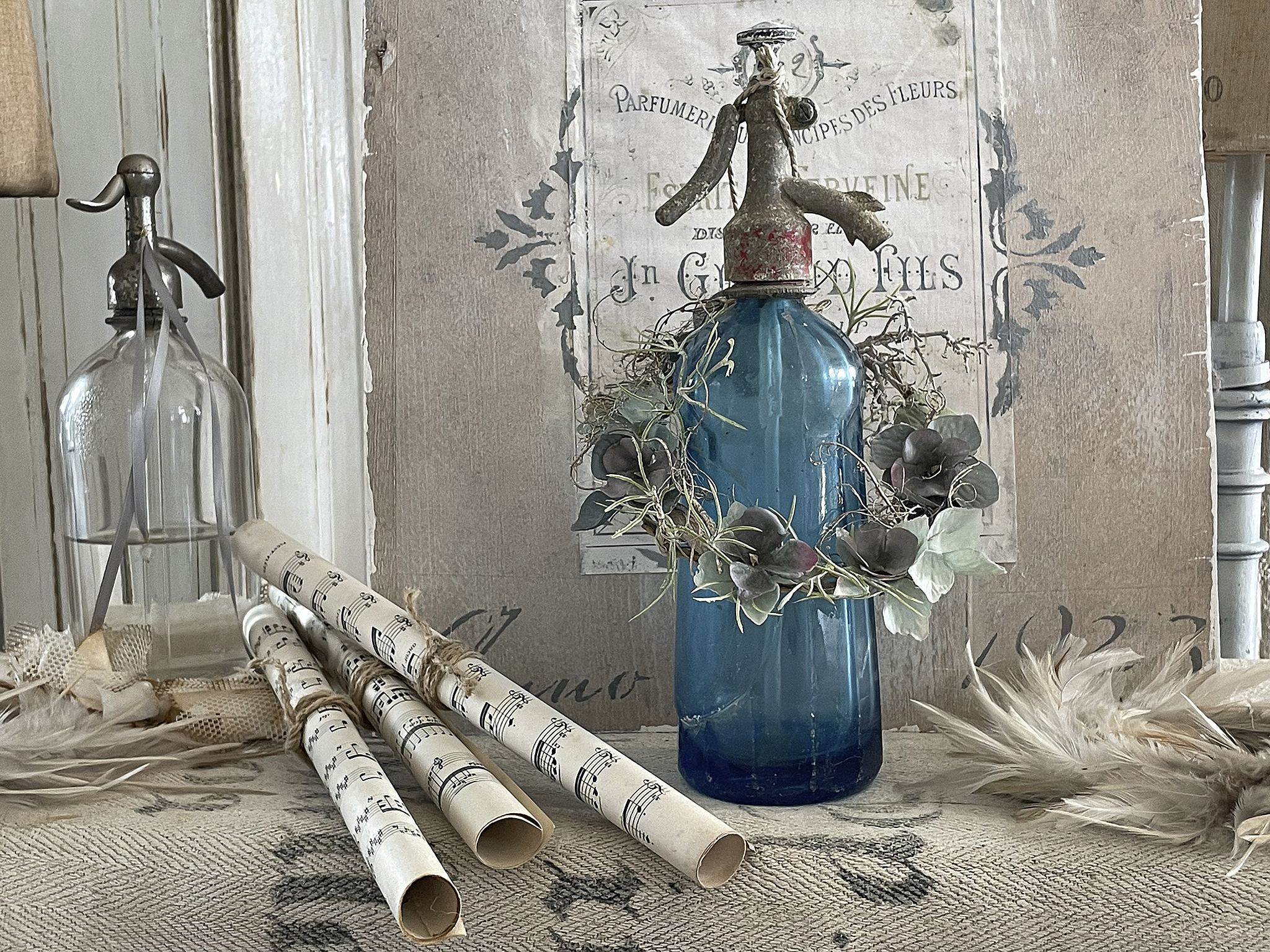 Alte blaue Sodaflasche mit Kränzchen***