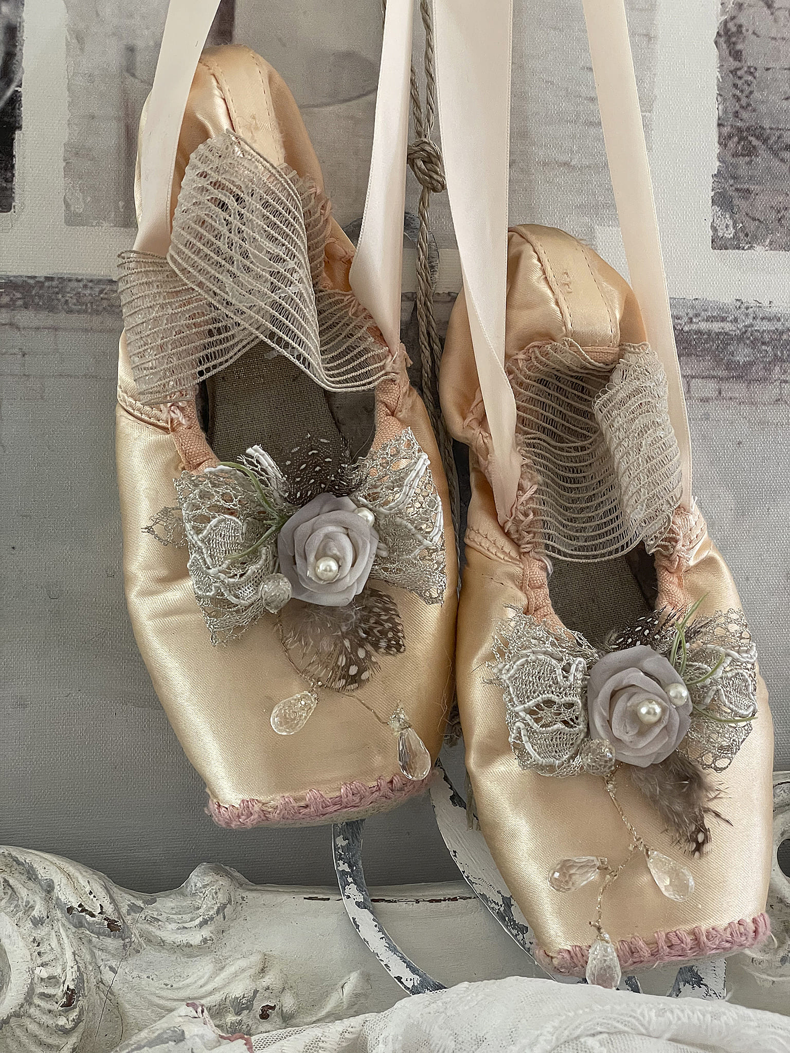 Alte Ballettschuhe Brocante mit Röschen und Federn