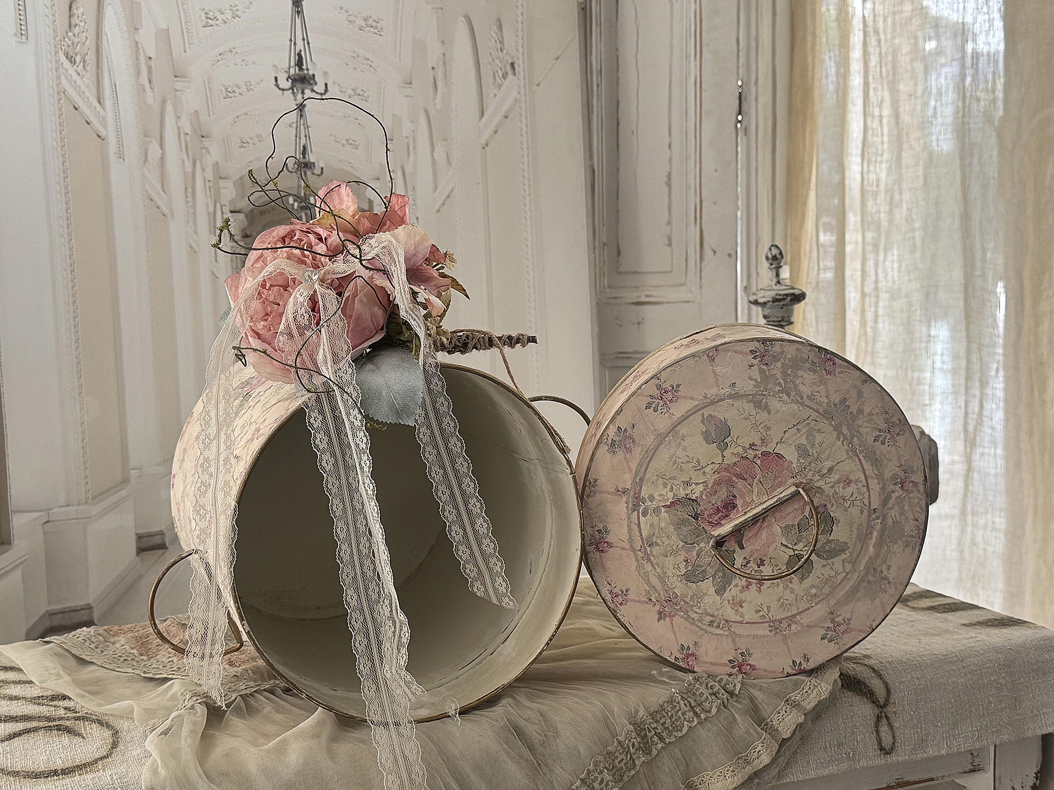 Alte Blechdose mit Rosen – romantisches Vintage-Arrangement