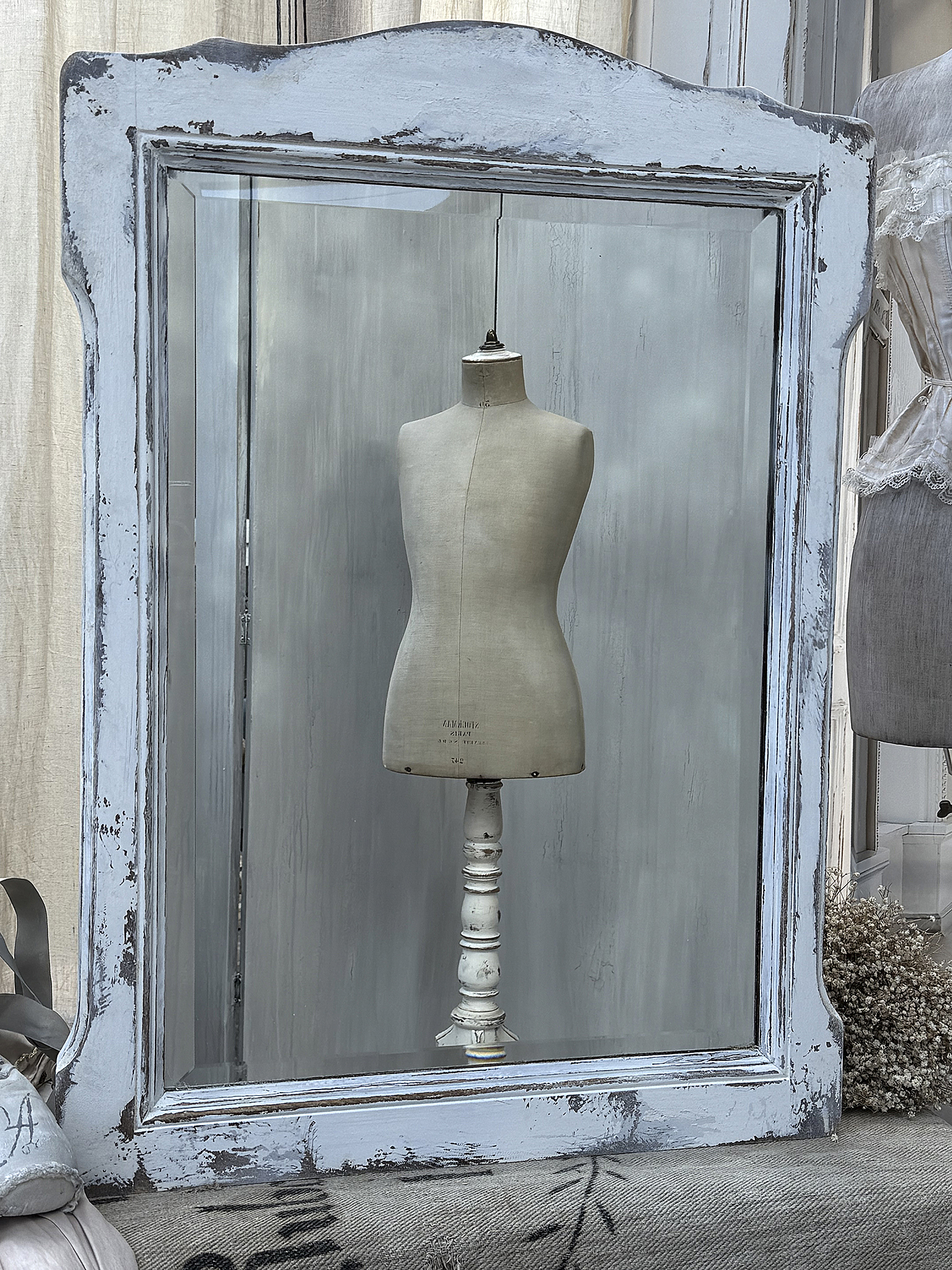 Eleganter Vintage-Bilderrahmen mit Schneiderpuppe Vintage-Bilderrahmen zeigt eine Schneiderpuppe in einem stilvollen Ambiente